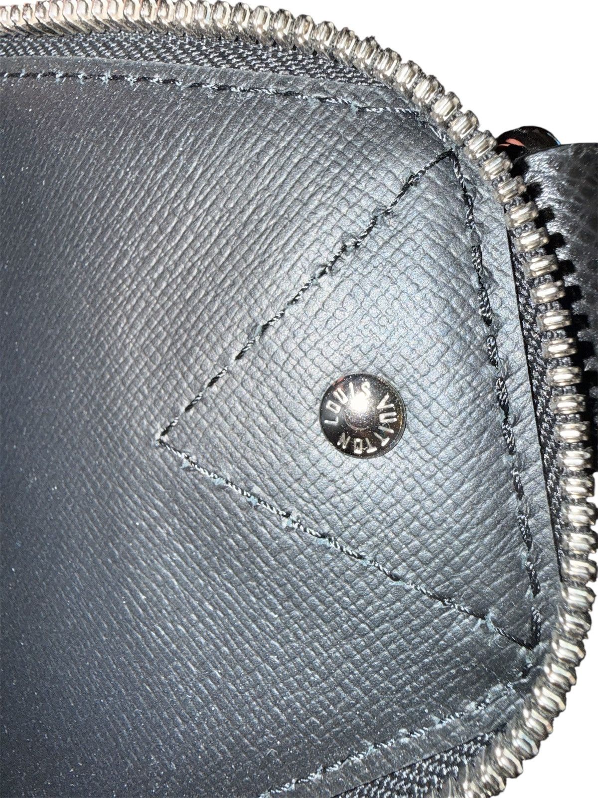 Louis Vuitton Louis Vuitton Avenue Taiga Leather Size ONE SIZE - 8 Thumbnail