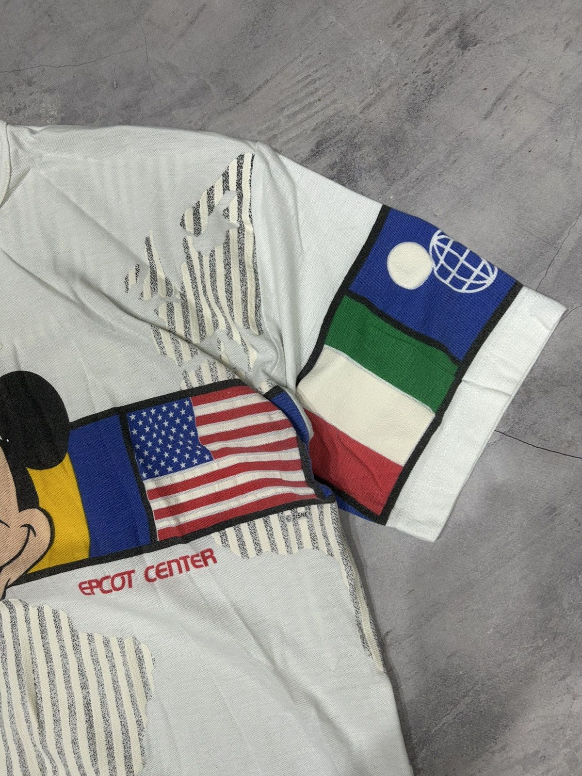 Disney Vintage 1982 Walt Disney World Epcot Center Flag T-shirt Size US XL / EU 56 / 4 - 7 Thumbnail