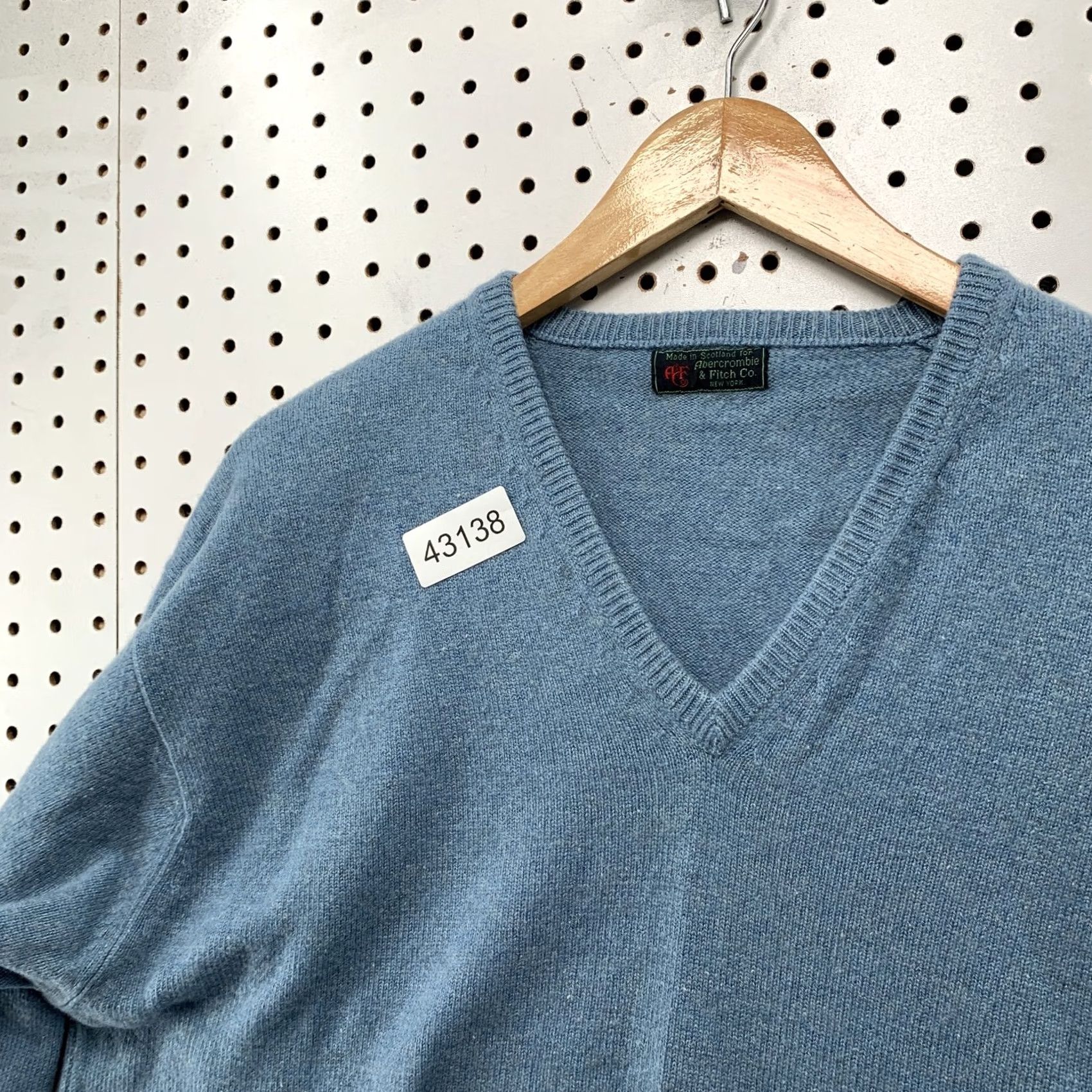 Abercrombie & Fitch Abercrombie & Fitch Sweater Shirt Blue 80s Wool V-Neck Pullover Vintage Large Mens Knit Pullover UK Scotland Size US L / EU 52-54 / 3 - 7 Thumbnail