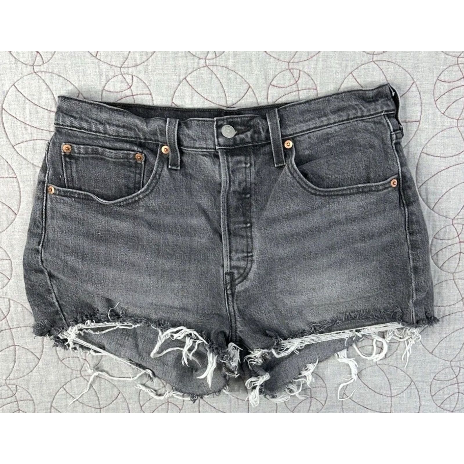Levi's Levi’s 501 Classic Fit Distressed Denim Shorts Faded Black Women’s 30 Cut-Off Shirts Womens 30 Levi’s Size 30" / US 8 / IT 44 - 2 Thumbnail