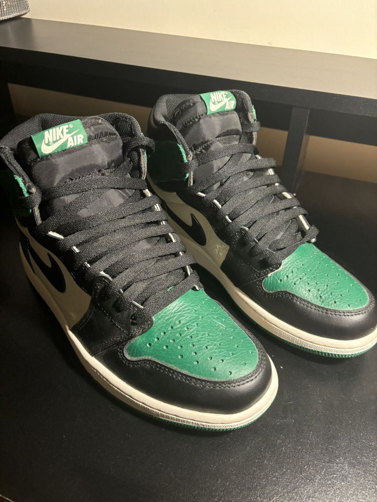 Jordan Brand Air Jordan 1 Retro High OG Pine Green ‘18 (1.0) Size US 9 / EU 42 - 1 Thumbnail