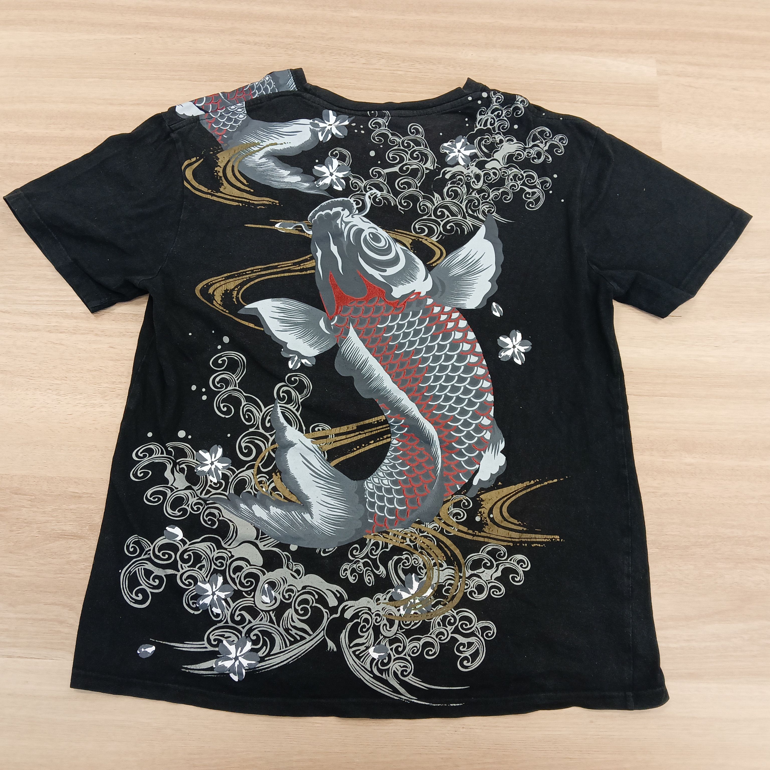 Japanese Brand KOI JAPAN FISH TEE BIG LOGO Size US L / EU 52-54 / 3 - 7 Thumbnail