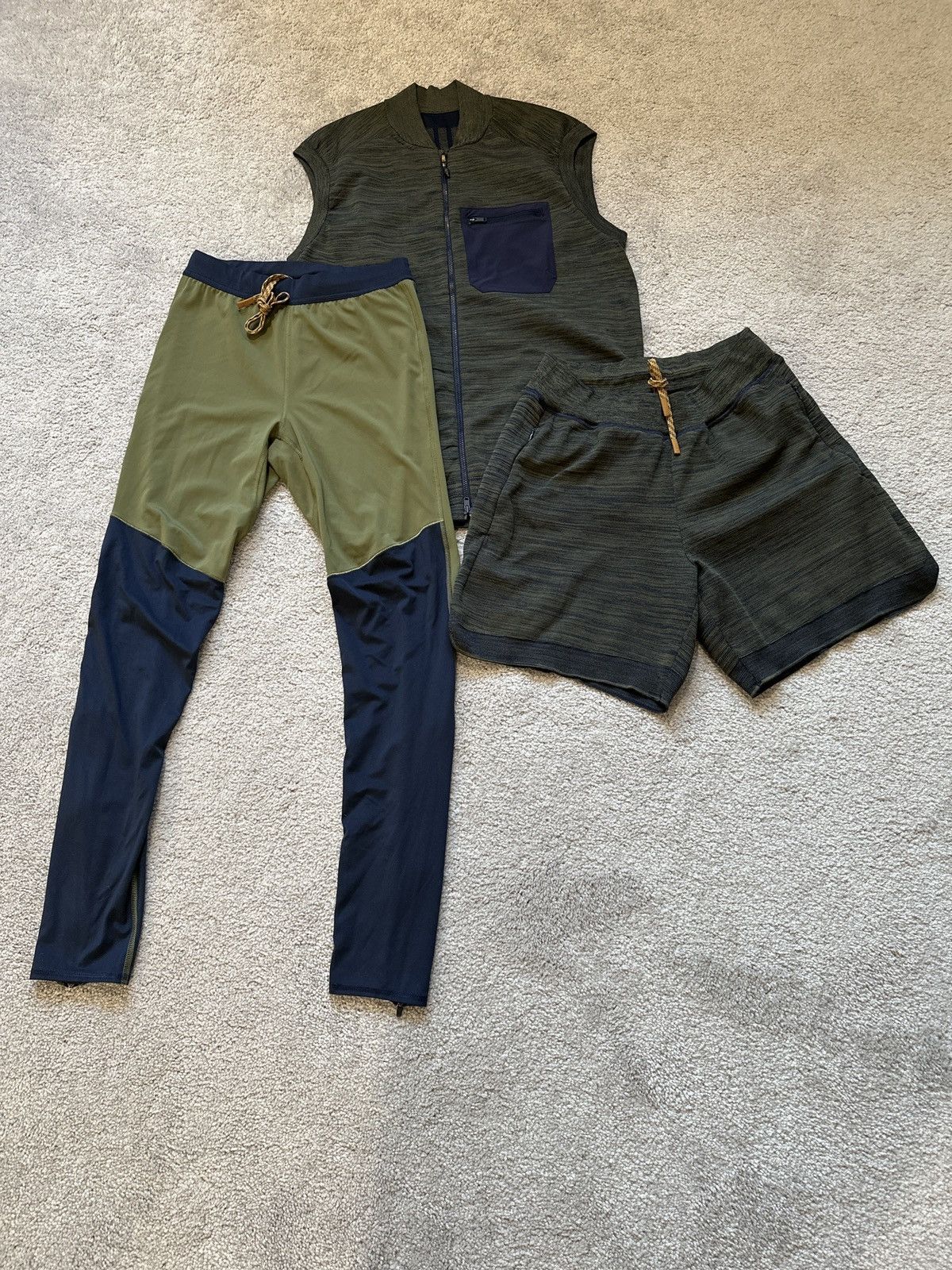 Universal Works Running outfit medium Olive navy vest shorts underlayer Size US 32 / EU 48 - 1 Thumbnail