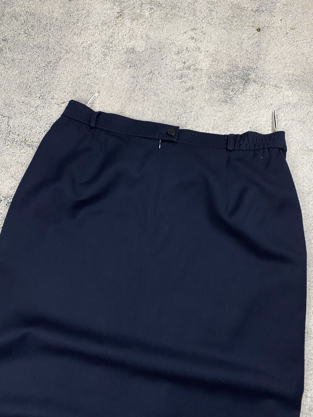Givenchy Givenchy Navy Blue Minimal Midi Skirt Elegant Designer Piece Size 30" / US 8 / IT 44 - 5 Thumbnail