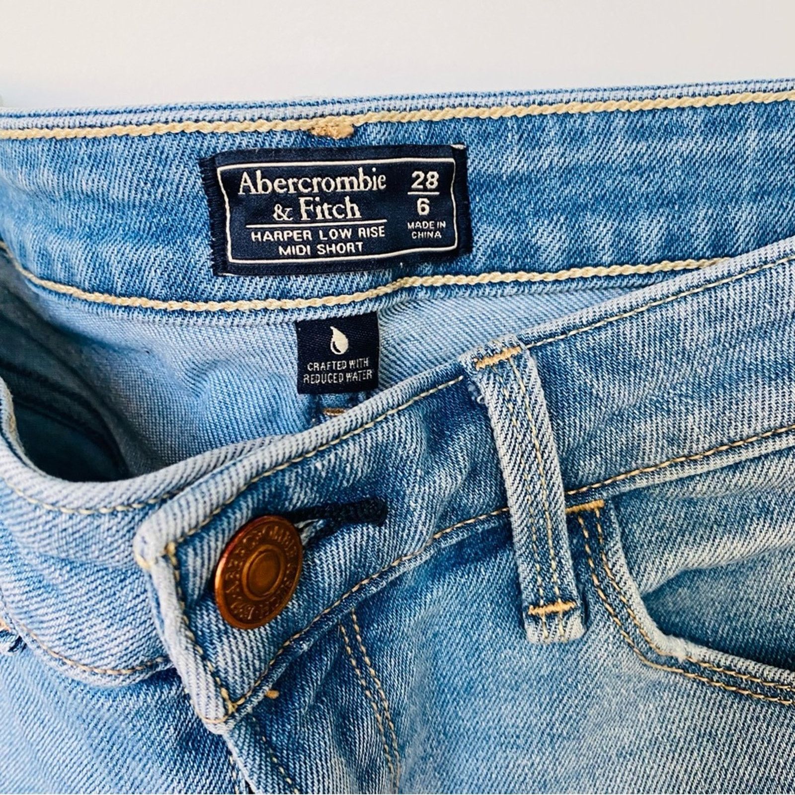 Abercrombie & Fitch ABERCROMBIE FITCH Light Blue Distressed Denim Jean Shorts Size 28" / US 6 / IT 42 - 3 Thumbnail