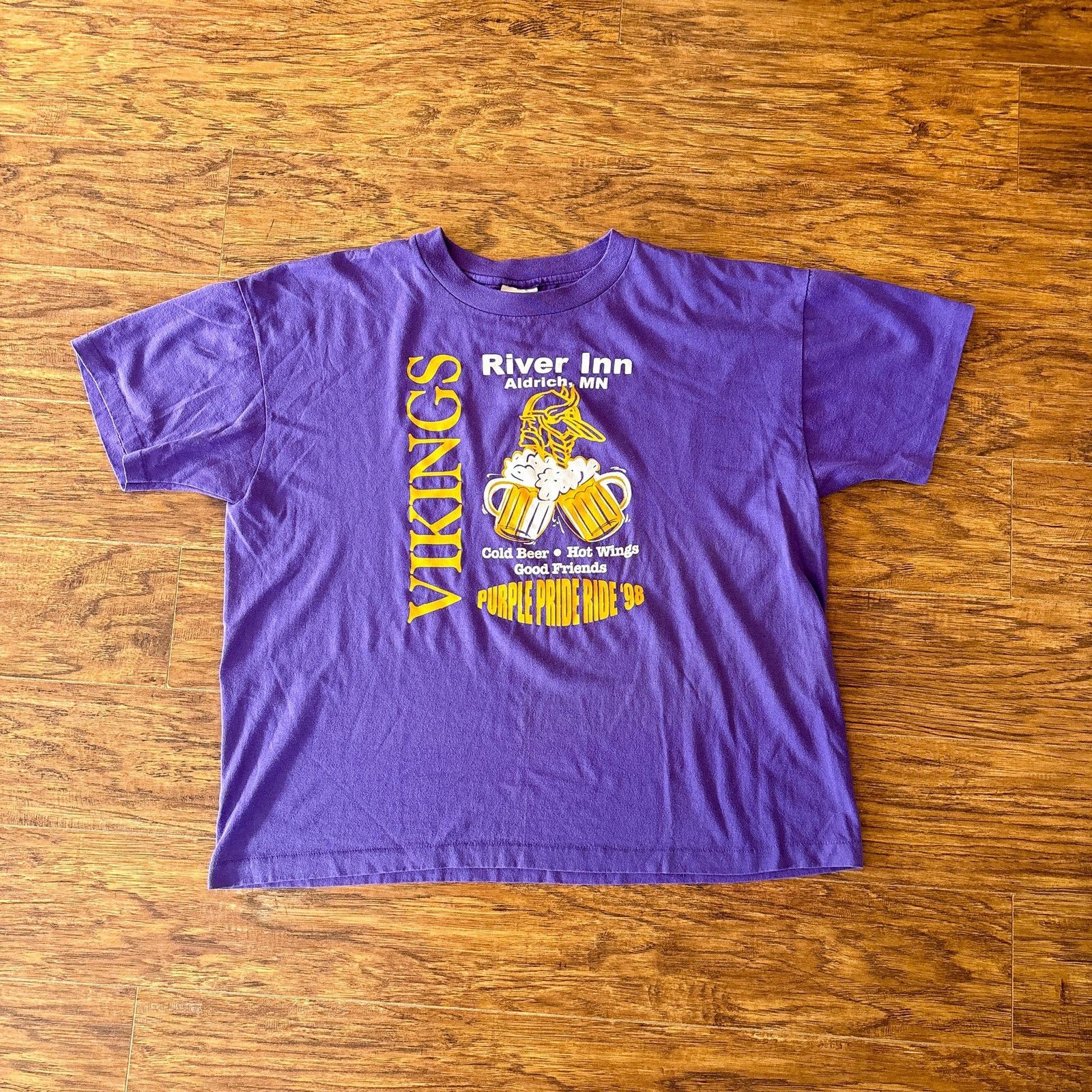 Hanes × NFL Vtg MN Vikings River Inn Purple Pride 98 Beer Football Shirt Size US L / EU 52-54 / 3 - 1 Thumbnail