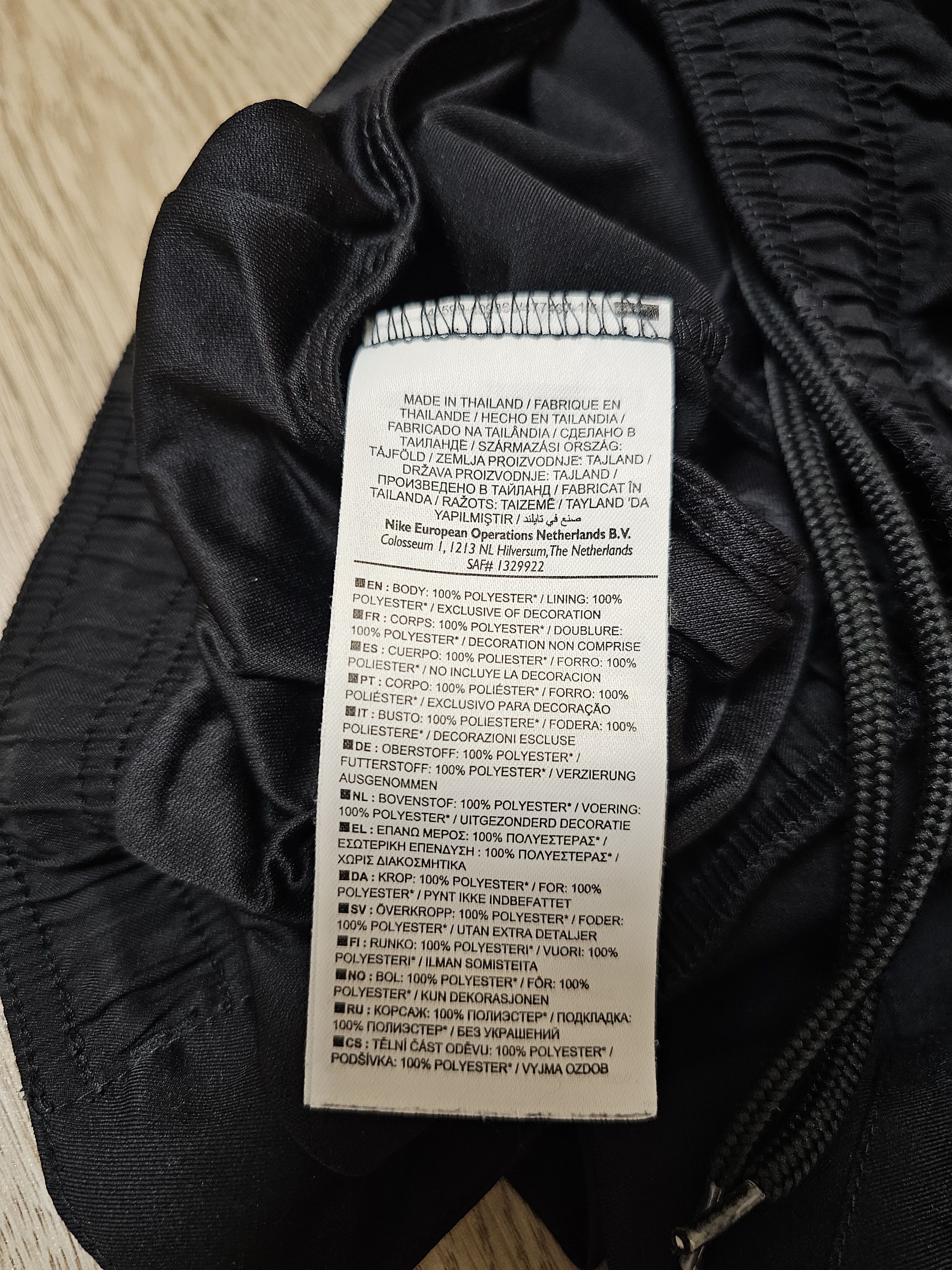 Nike JUVENTUS 2012 2013 AWAY FOOTBALL SHORTS SOCCER SHORTS Size US 30 / EU 46 - 7 Thumbnail
