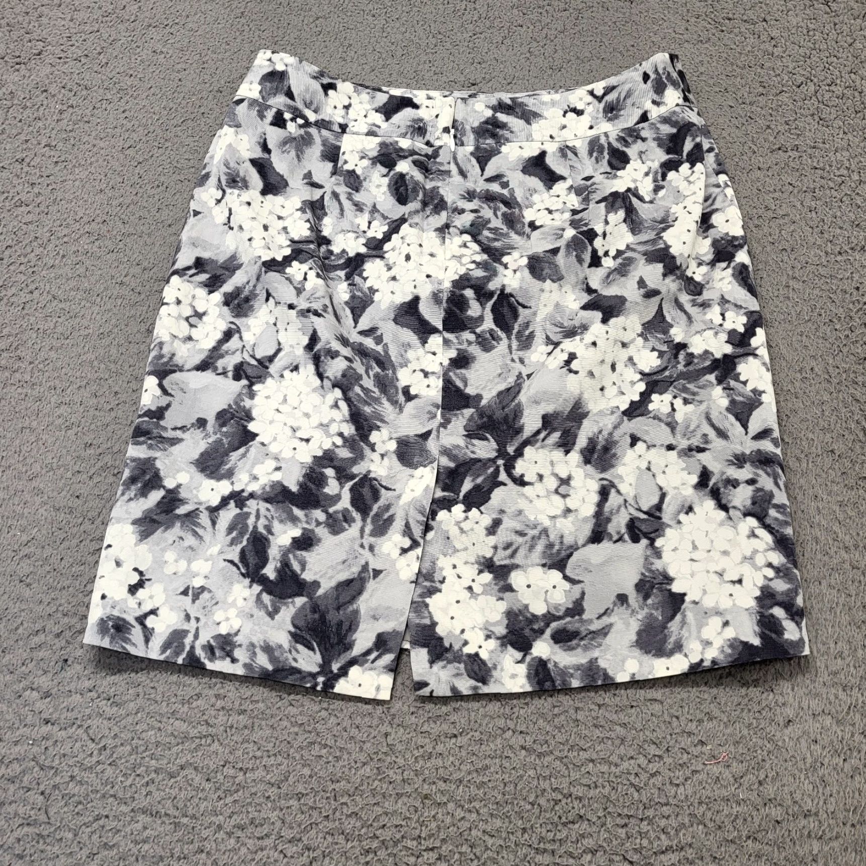 Talbots Talbots Pencil Skirt Women’s 8P Petite Gray/Ivory Floral Back Slit Zip Midi Skirt Fashion Party/Cocktail Business Casual Women Size 30" / US 8 / IT 44 - 3 Thumbnail