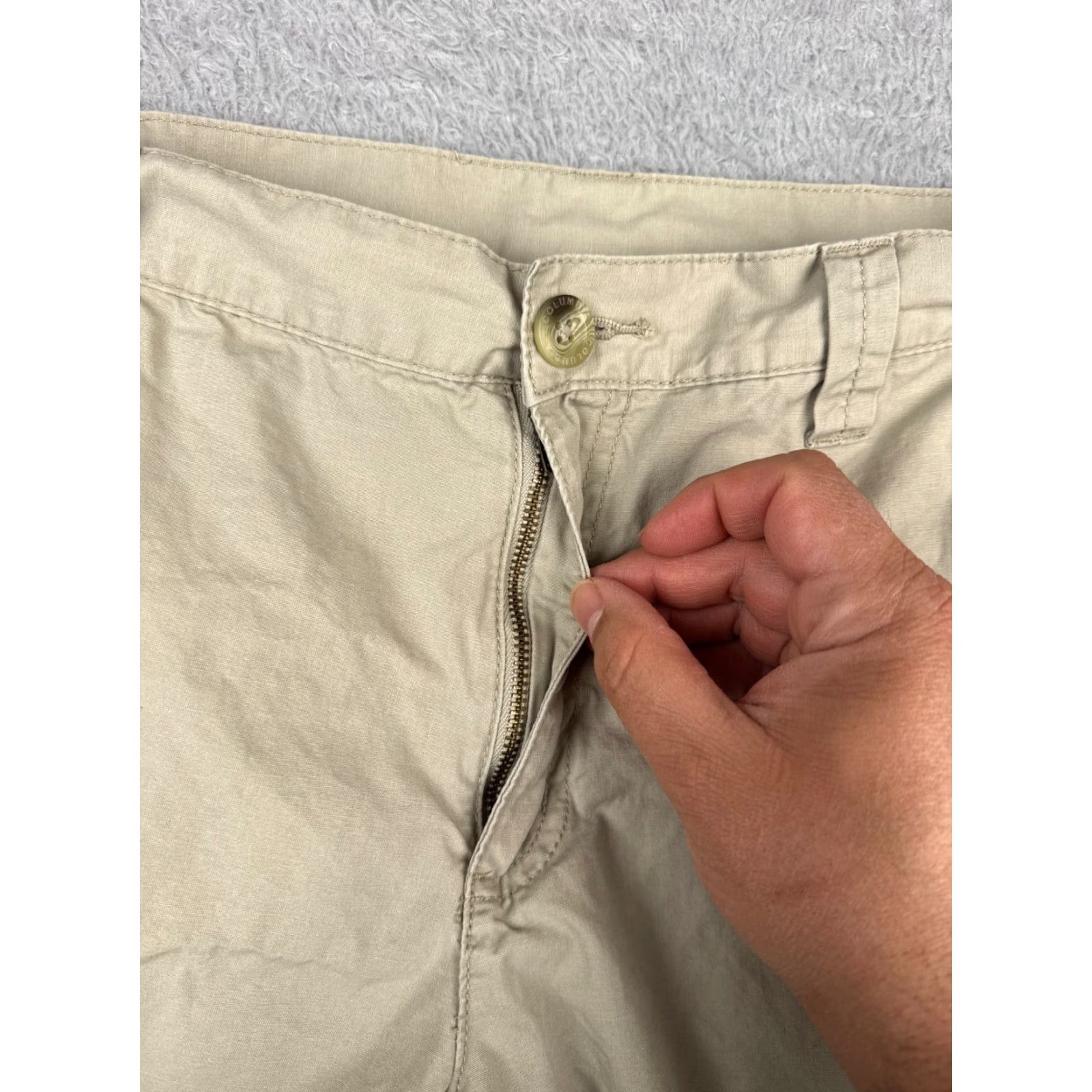 Vintage Columbia Men’s Cargo Shorts Beige 34x8 100% Cotton Chino Flat Front 8 Inseam Regular Rise Zip Pocket Logo Casual Summer Spring Fall Winter Vintage: No Size US 34 / EU 50 - 4 Thumbnail