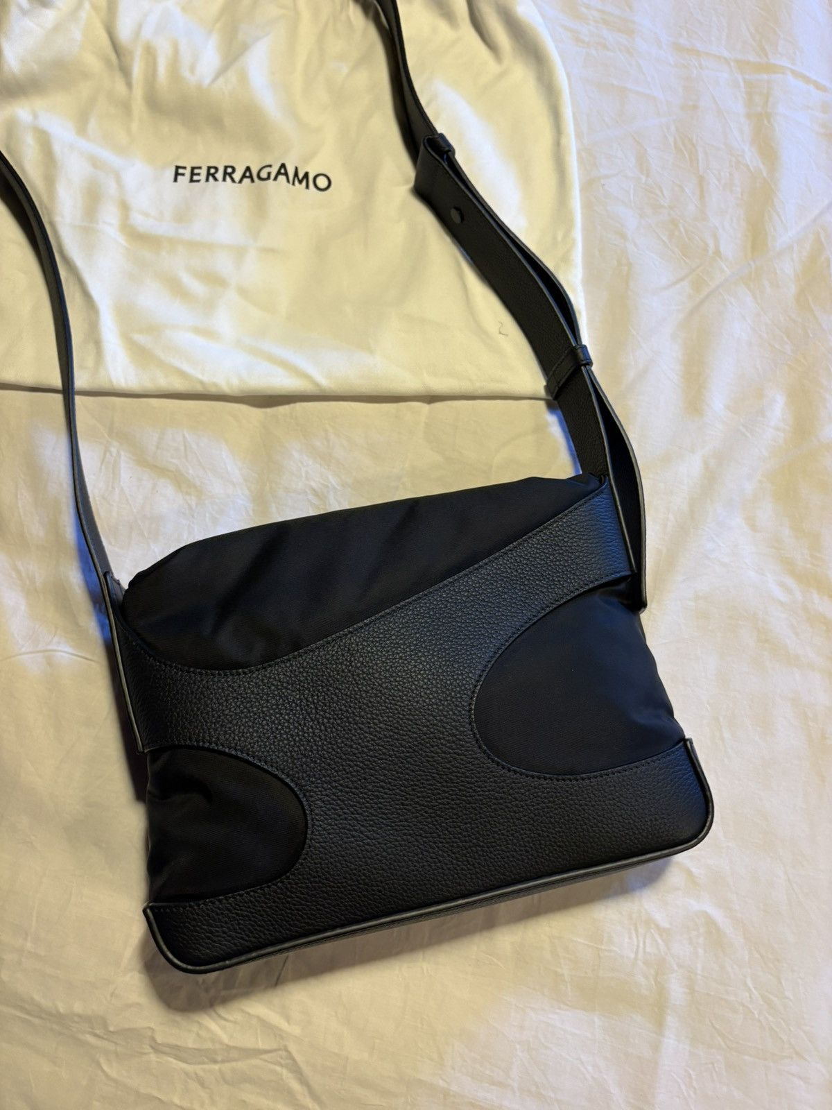 Salvatore Ferragamo Ferragamo cut-out leather/nylon crossbody bag. Size ONE SIZE - 10 Thumbnail