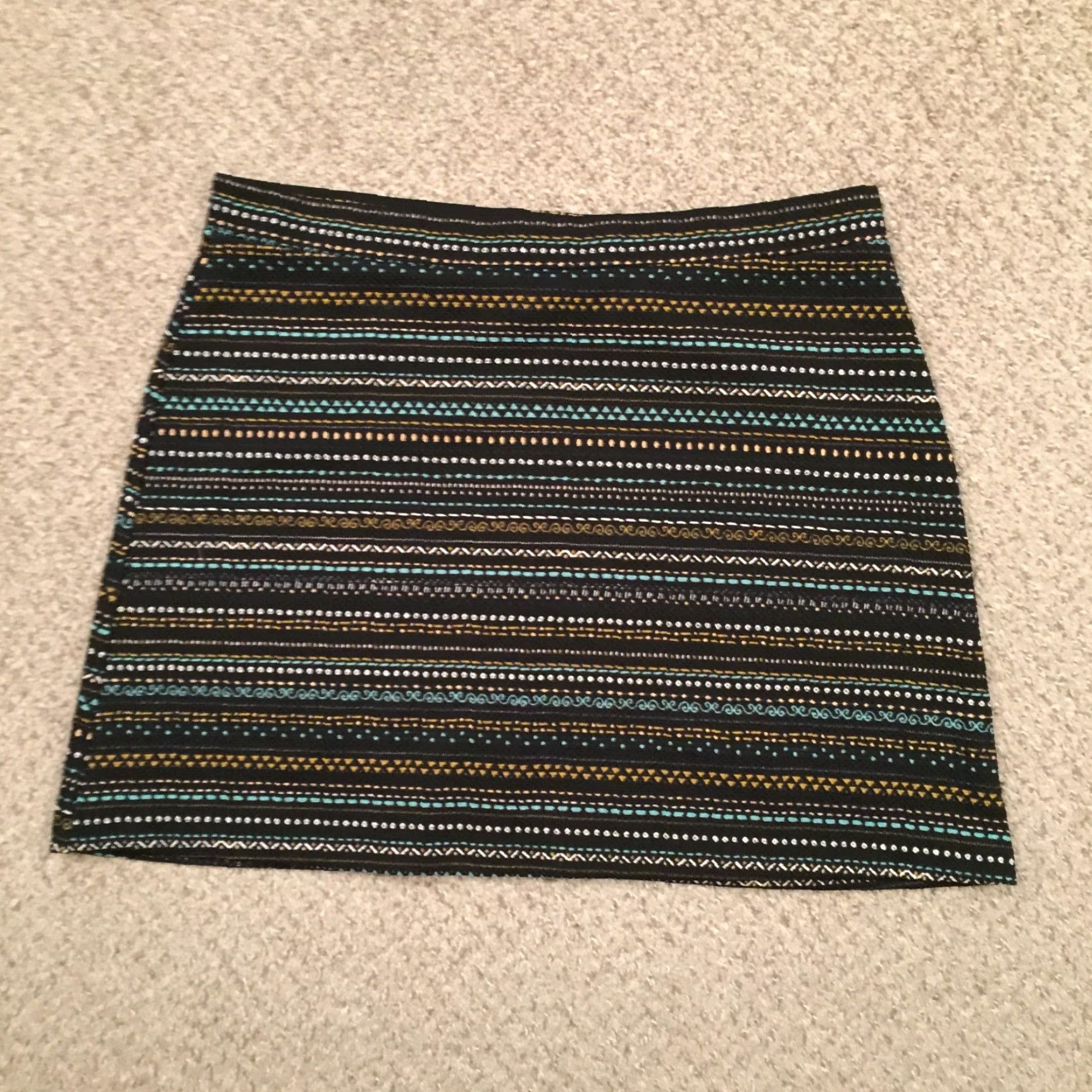 H&M H&M A-Line Skirt Large Black Geometric Unlined Pull On Women Skirt Short Casual Polyester Spandex Size 36" / US 14 / IT 50 - 2 Thumbnail
