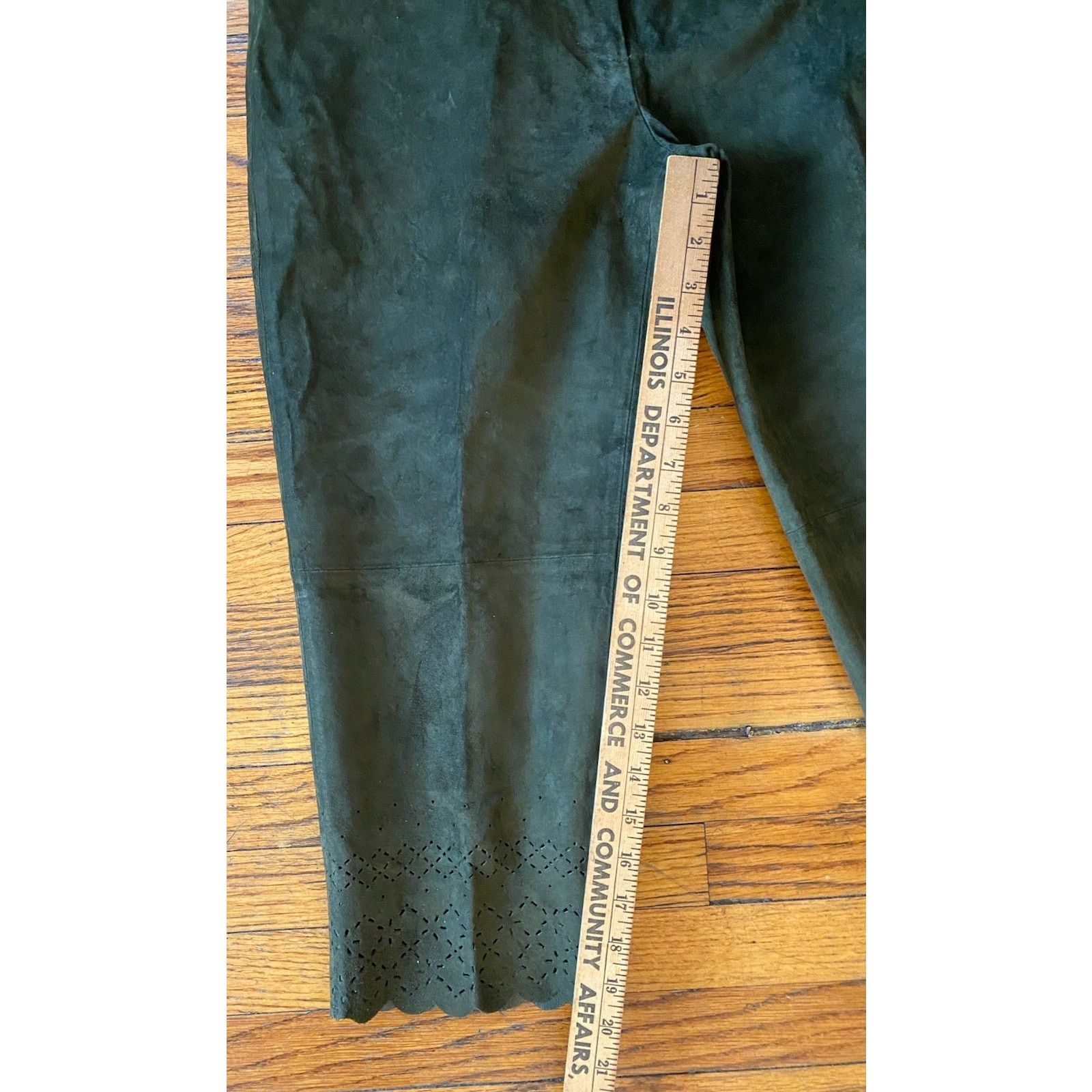 Express NWT Express World Brand Womens Suede Capri pants 8 $98 Size 30" / US 8 / IT 44 - 6 Thumbnail
