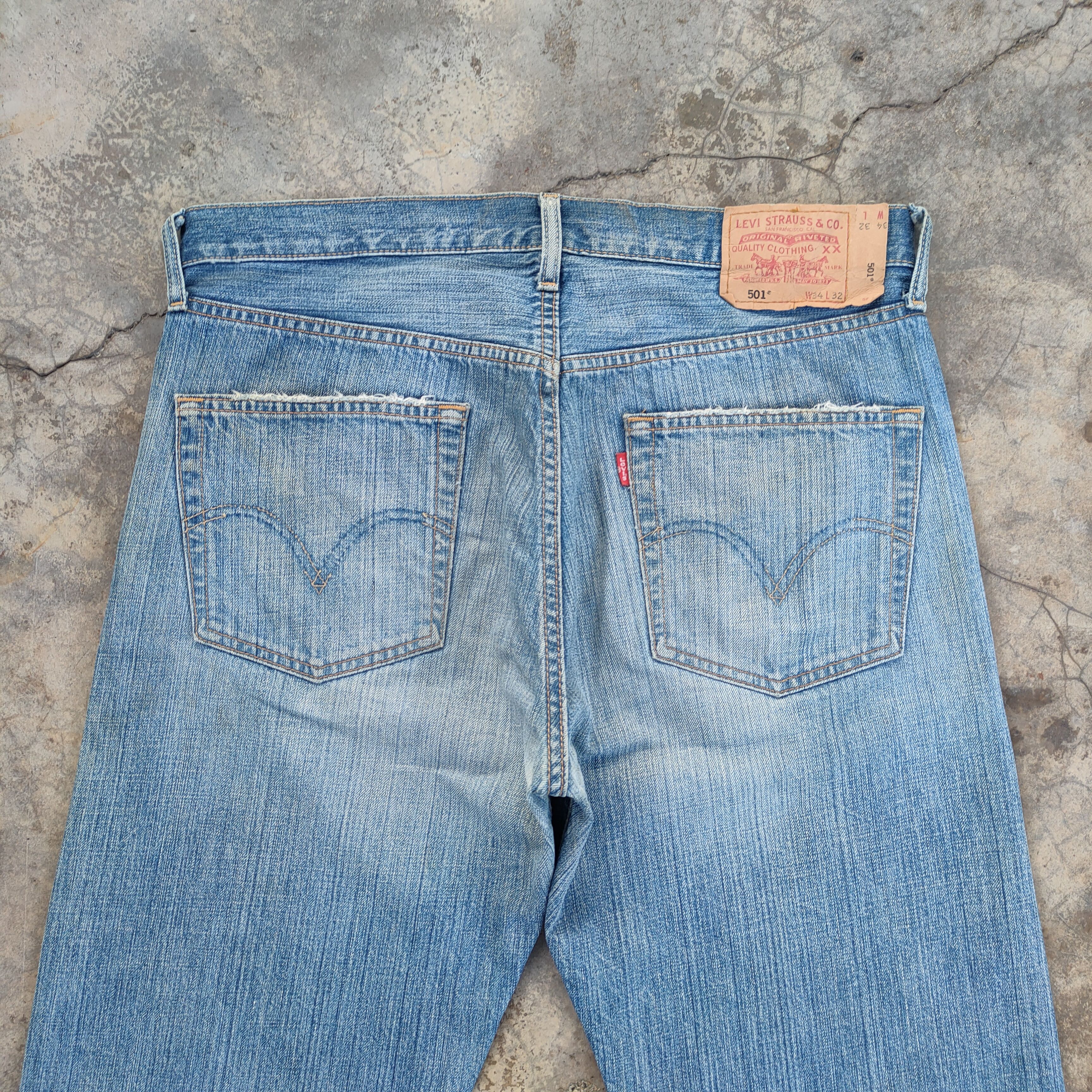 Levi's Vintage Clothing VINTAGE LEVI'S 501 04' FADED RIPPED JEANS DENIM PANTS Size US 35 - 12 Thumbnail