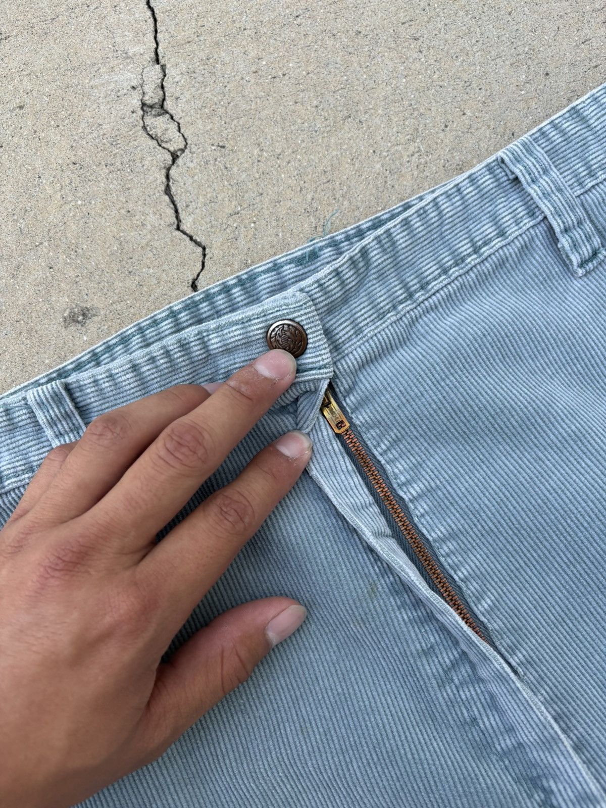 Vintage 1970s Faded Green Corduroy Flare Pant Size 27" / US 4 / IT 40 - 4 Thumbnail
