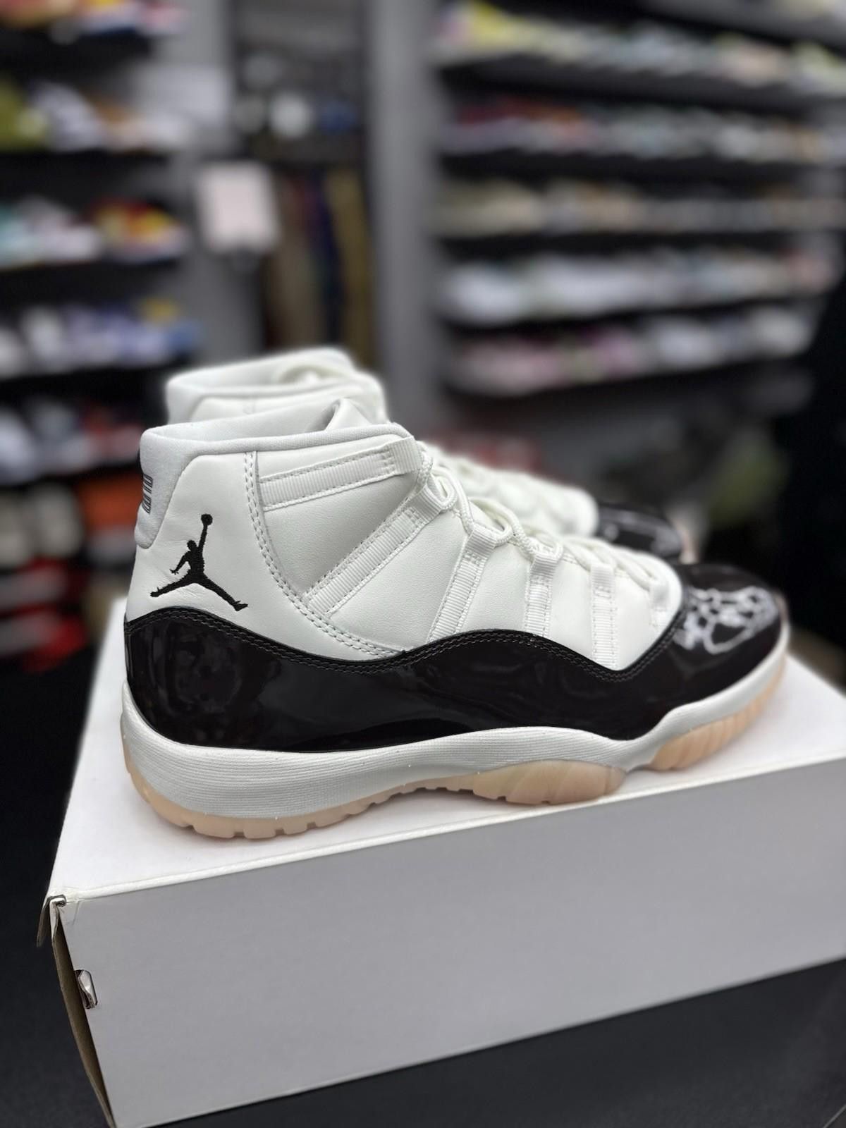 Nike Nike Air Jordan 11 Retro Neapolitan Sail Womens 12W/10.5M Size US 12 / IT 42 - 2 Thumbnail