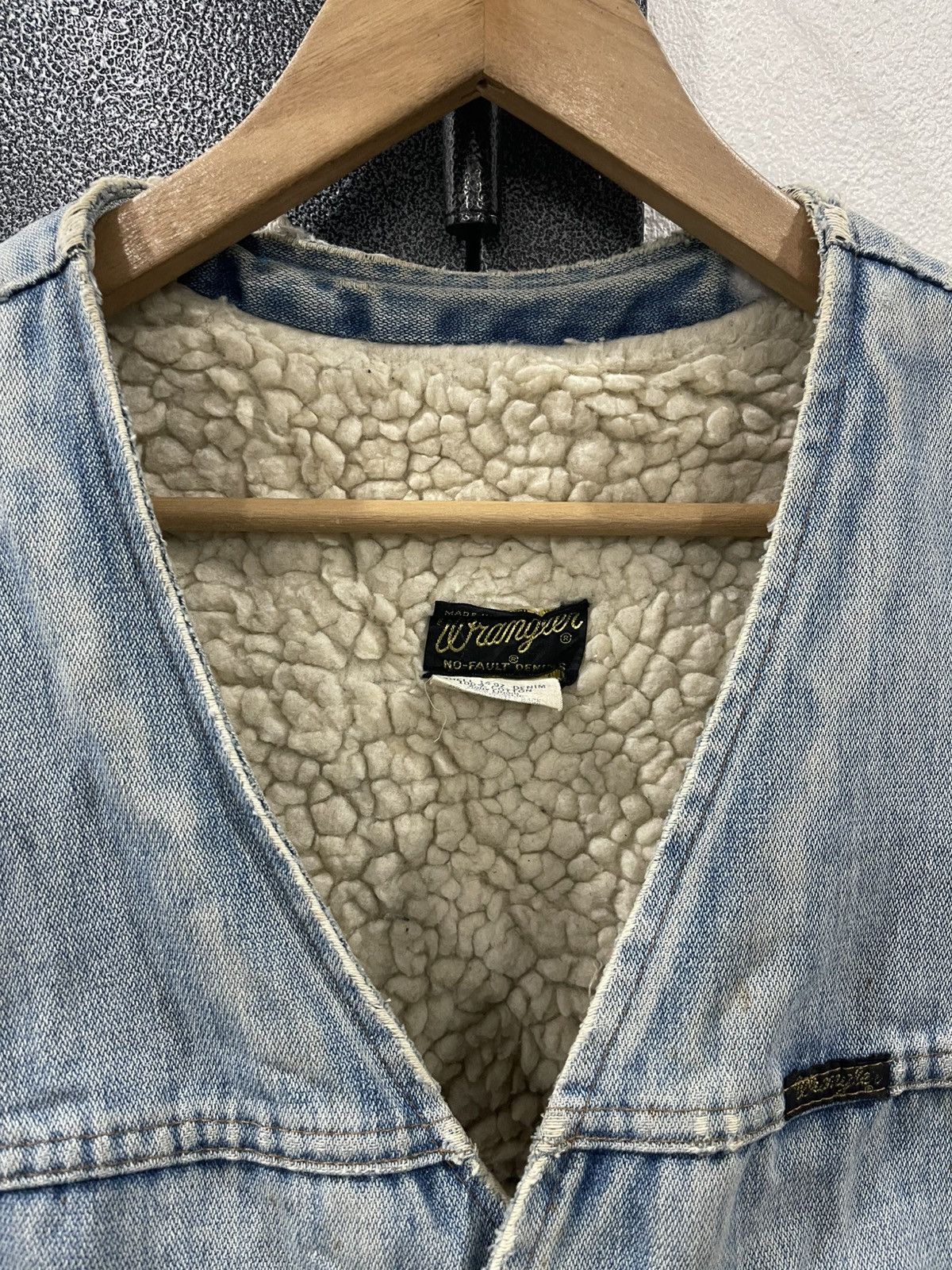 Wrangler Vintage Wrangler Sherpa Lined Distressed Denim Vest Size US M / EU 48-50 / 2 - 10 Thumbnail