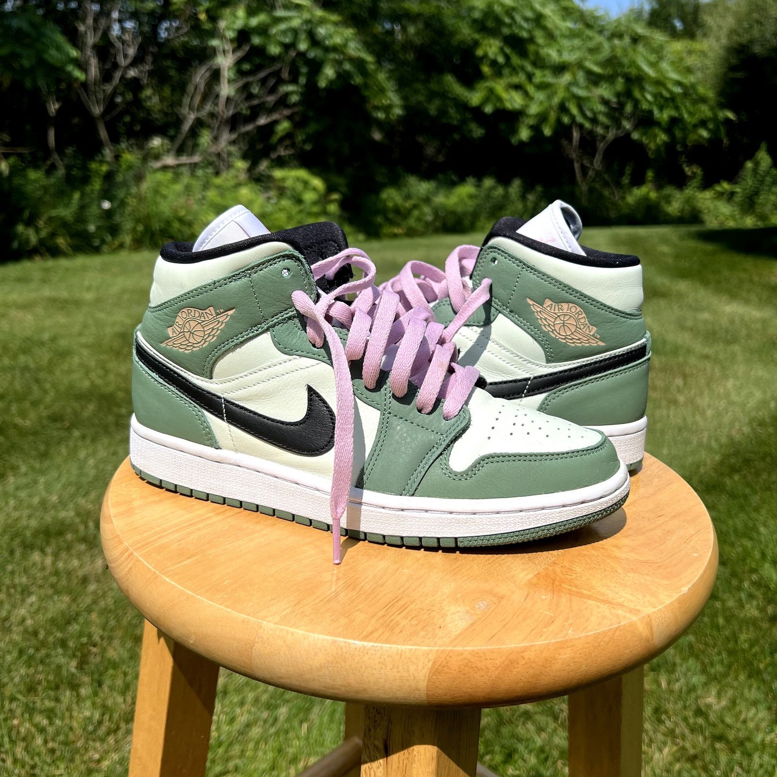 Jordan Brand × Nike Size 8 - Wmns Air Jordan 1 Mid SE Dutch Green Women's Shoes Size US 8 / IT 38 - 1 Thumbnail