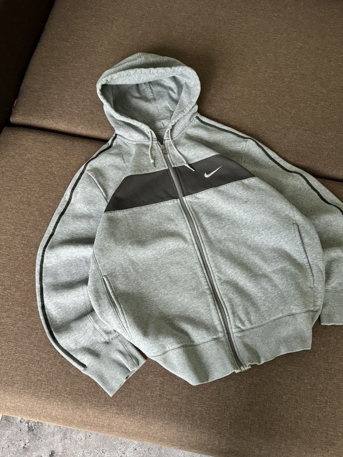 Nike Vintage Nike Y2K grey zip hoodie size XL Size US XL / EU 56 / 4 - 6 Thumbnail