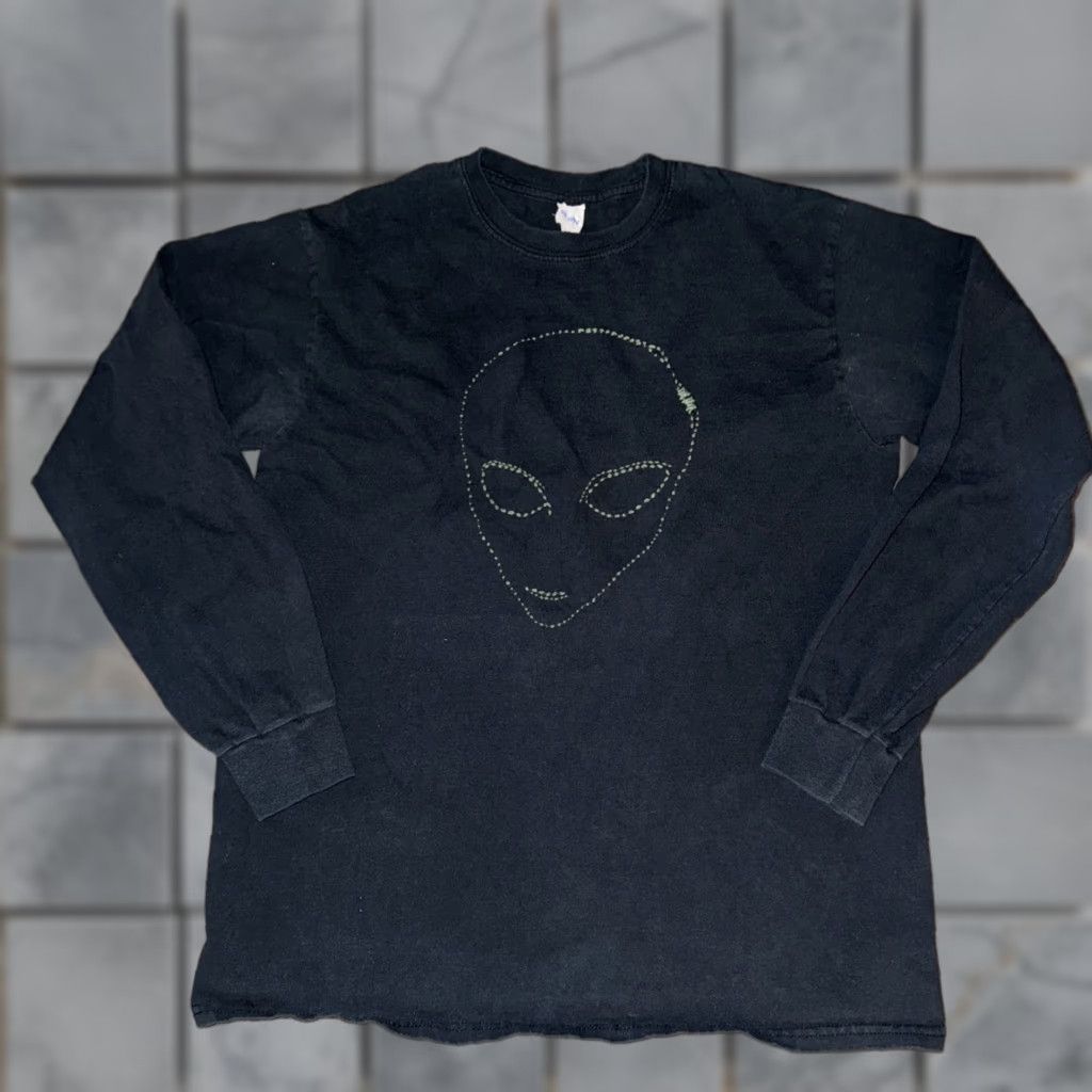 Gildan Stitched Printed Alien Long Sleeve T-Shirt Navy Blue Medium 19x26 On Golden Tag Size US M / EU 48-50 / 2 - 1 Thumbnail