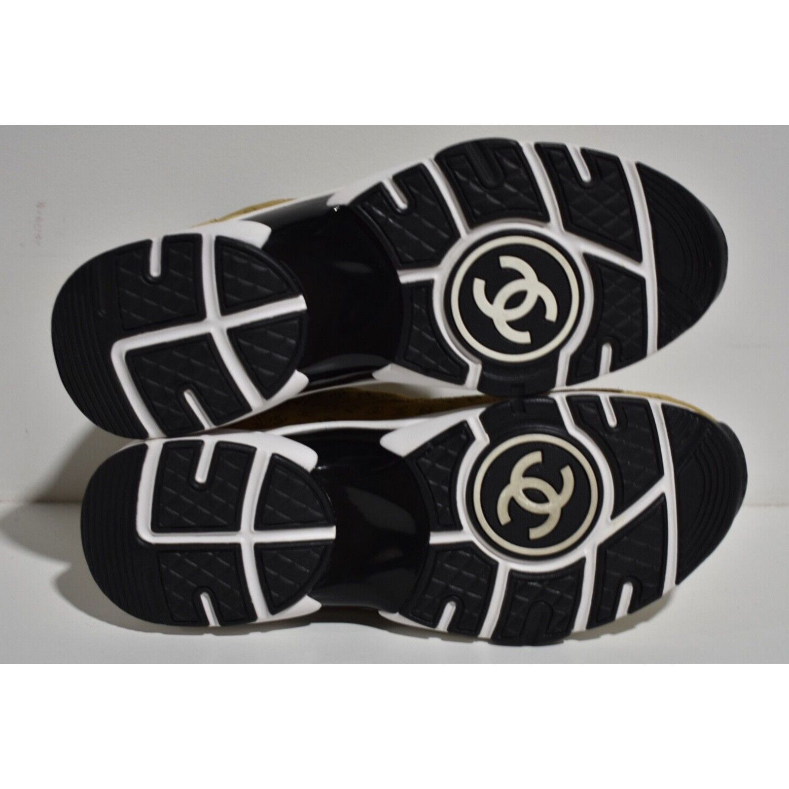 Chanel 22A Printed CC Logo White Flat Runner Trainer Sneaker 38.5 Size US 8.5 / IT 38.5 - 12 Thumbnail