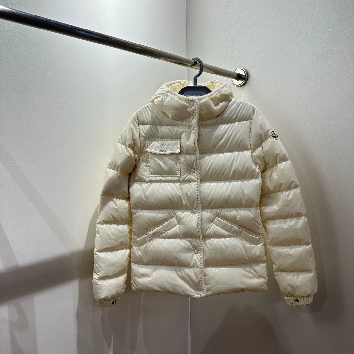 Moncler Moncler Glarein 25FW Hooded Short White Down 14A Size XS / US 0-2 / IT 36-38 - 1 Thumbnail