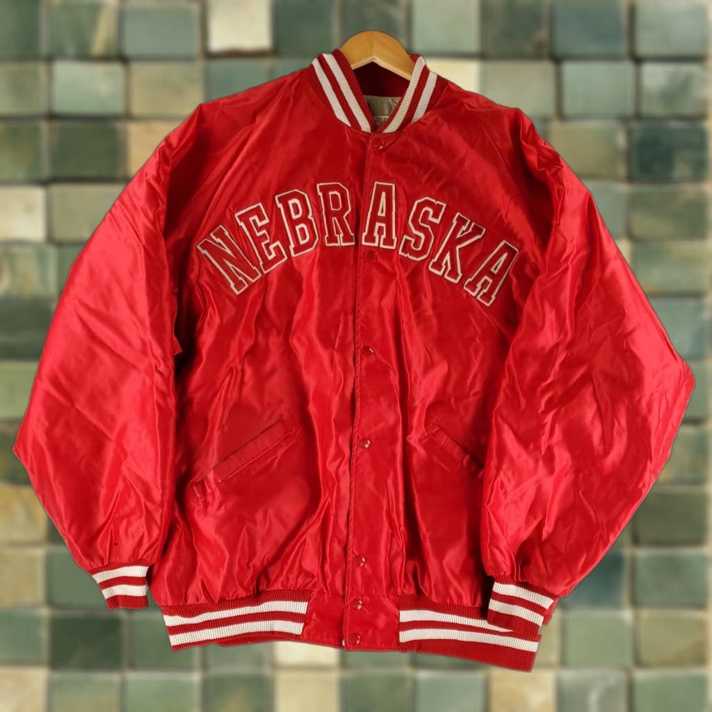 Vintage VINTAGE DeLong Nebraska Satin Bomber Jacket 4XL Red Mens 80s 90s Spellout Size US XXL / EU 58 / 5 - 1 Thumbnail