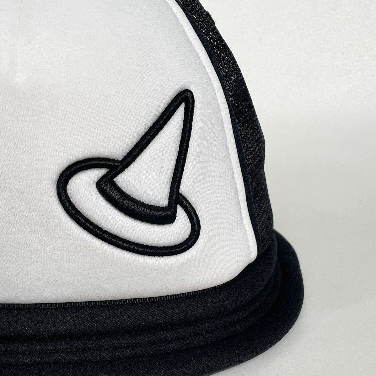Comme des Garcons ‘Devil Horn’ Mesh Bucket Hat Size ONE SIZE - 2 Thumbnail