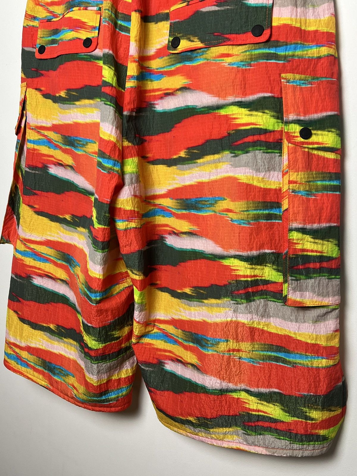Dsquared2 900$ dsquared2 shimmer nylon ripstop camo cargo shorts m-l Size US 34 / EU 50 - 14 Thumbnail