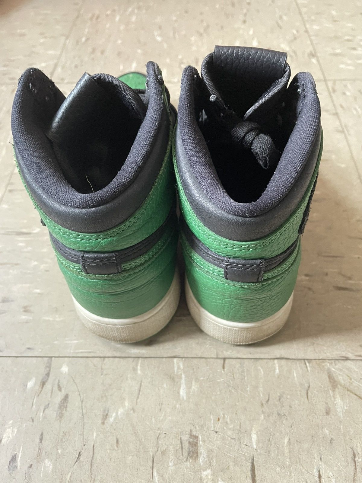 Jordan Brand Jordan 1 Retro High OG GS Pine Green 2.0 Basketball Shoes Size US 5 / EU 37 - 4 Thumbnail