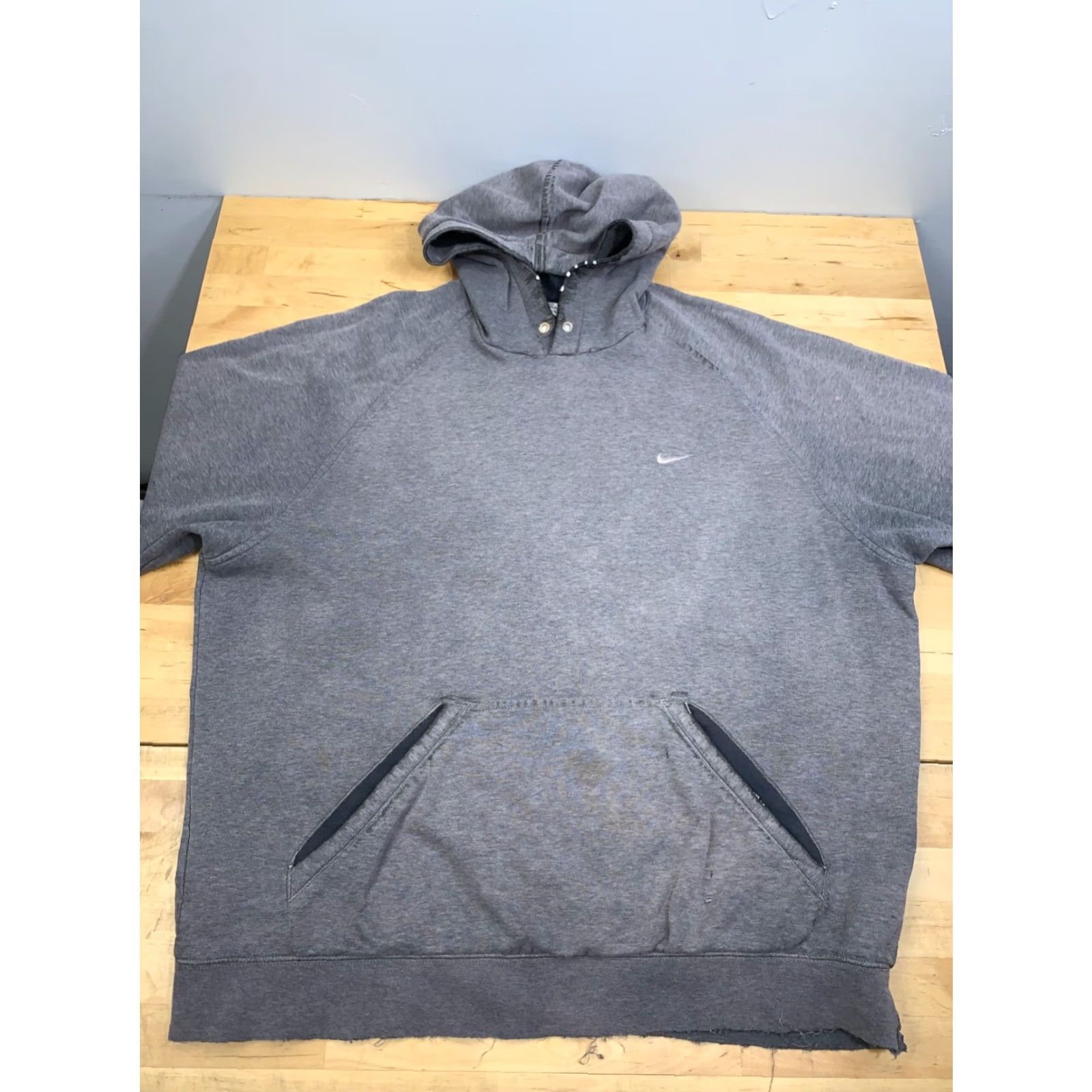 Nike VINTAGE Nike Hoodie Mens XL Gray Distressed Thrashed Faded Y2K 12101 Size US XL / EU 56 / 4 - 7 Thumbnail