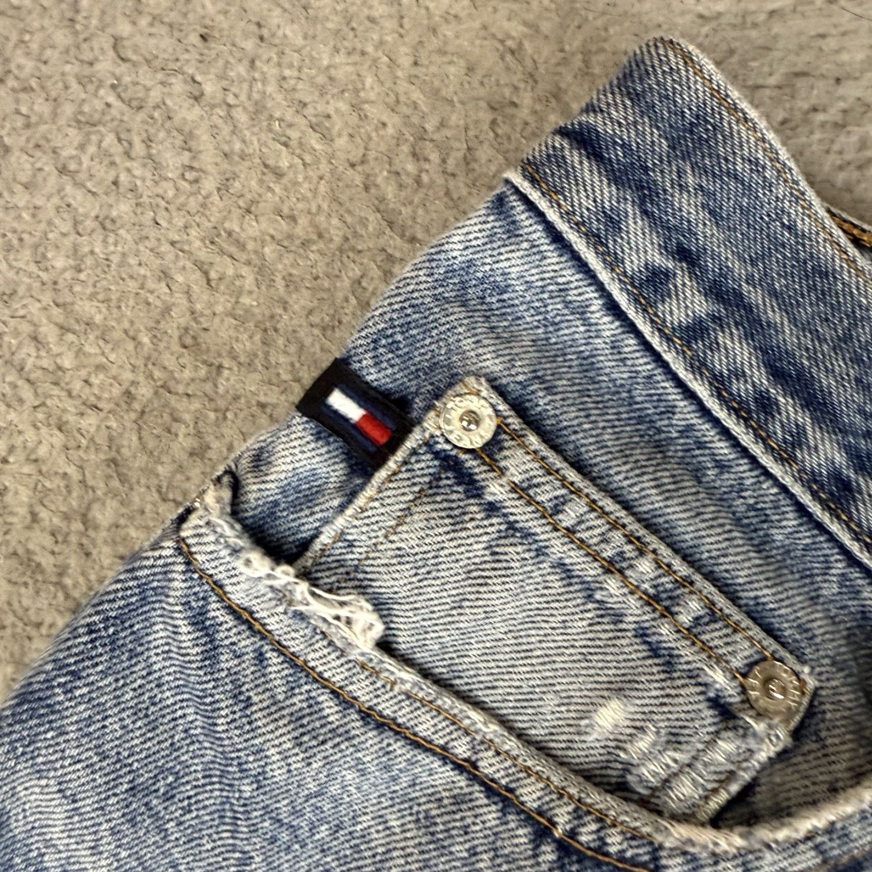 Tommy Hilfiger VINTAGE Tommy Hilfiger Jeans Mens 33x30 Blue Baggy Skater 90s Urban Y2K Distressed Faded Jeans Mens Blue 90s Urban Streetwear Size US 33 - 4 Thumbnail