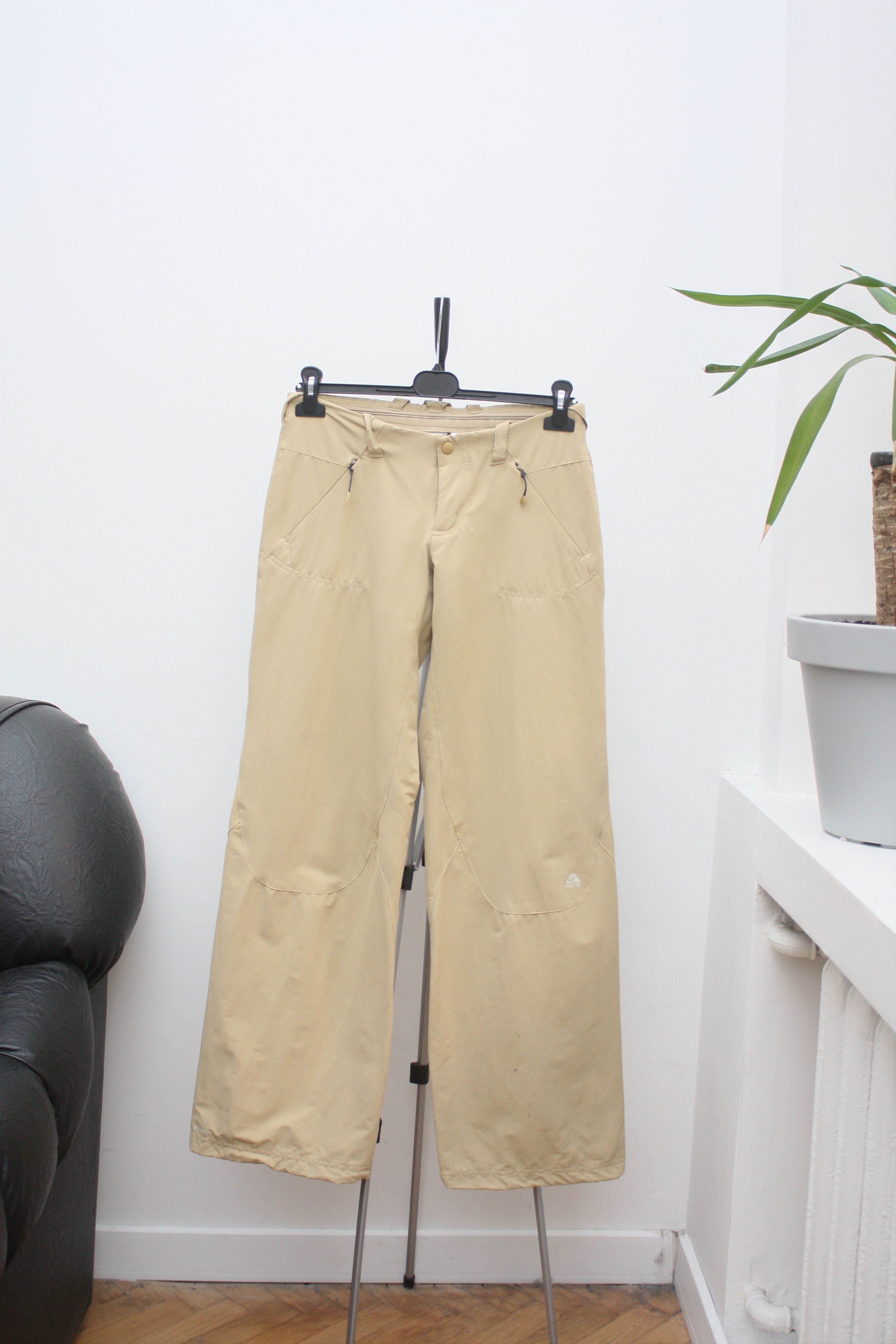 Nike ACG Nike ACG Vintage Beige Pants Women's US2 Size 26" / US 2 / IT 38 - 1 Thumbnail