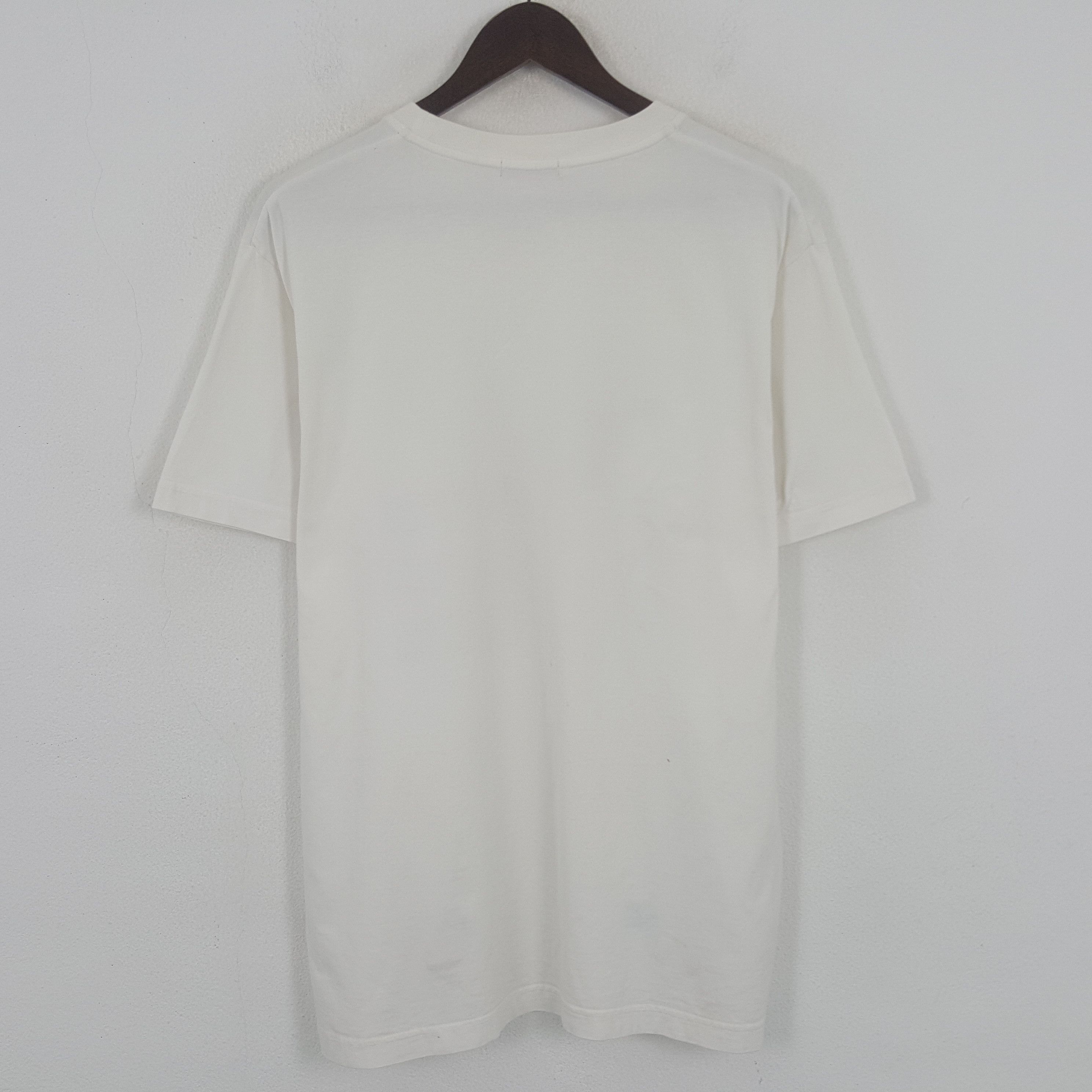 Barbara Kruger × Uniqlo × Vintage Vintage Barbara Kruger How Dare You not Be Me Tshirt Size US XL / EU 56 / 4 - 3 Thumbnail
