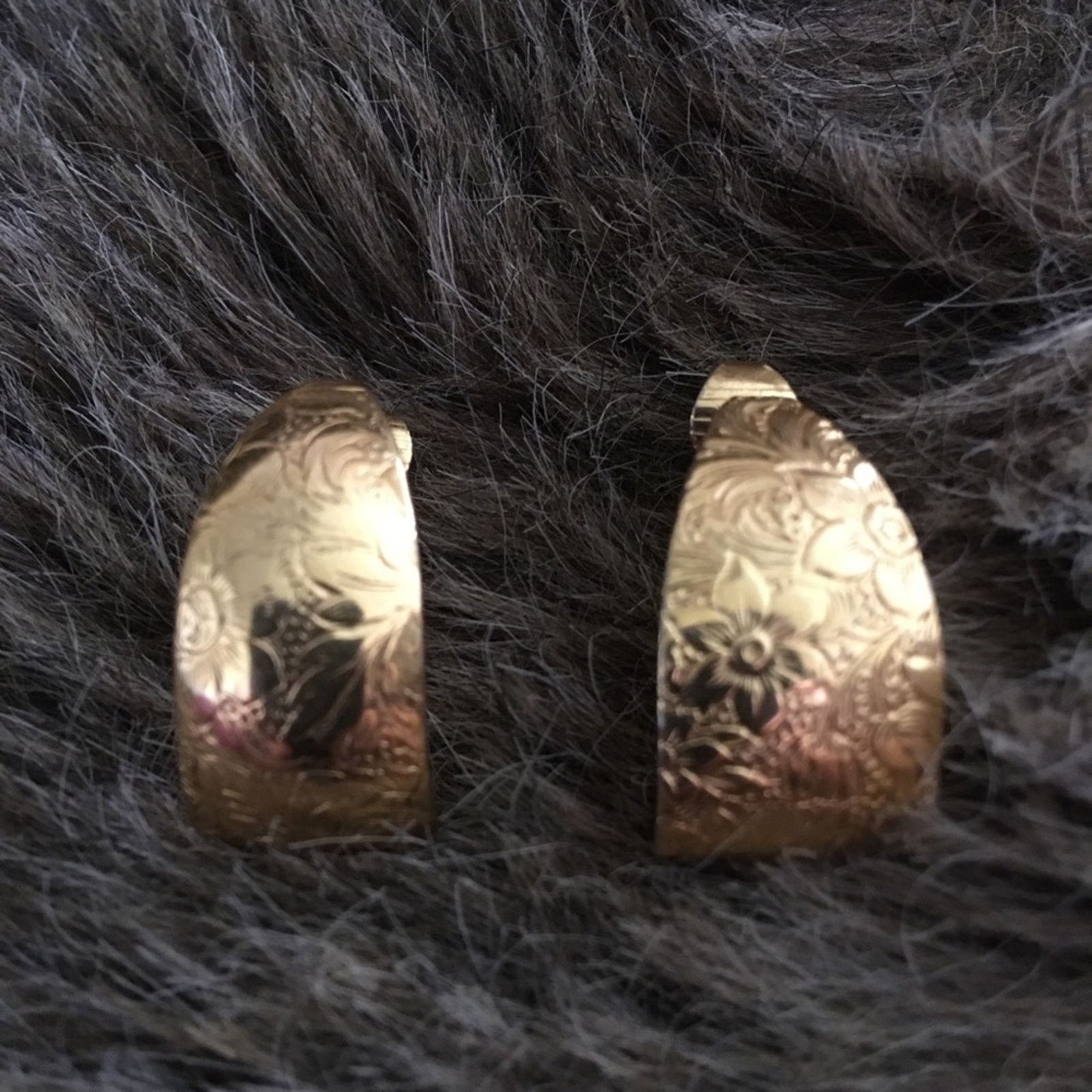 Vintage Vintage gold tone textured design clip earrings Size ONE SIZE - 1 Thumbnail