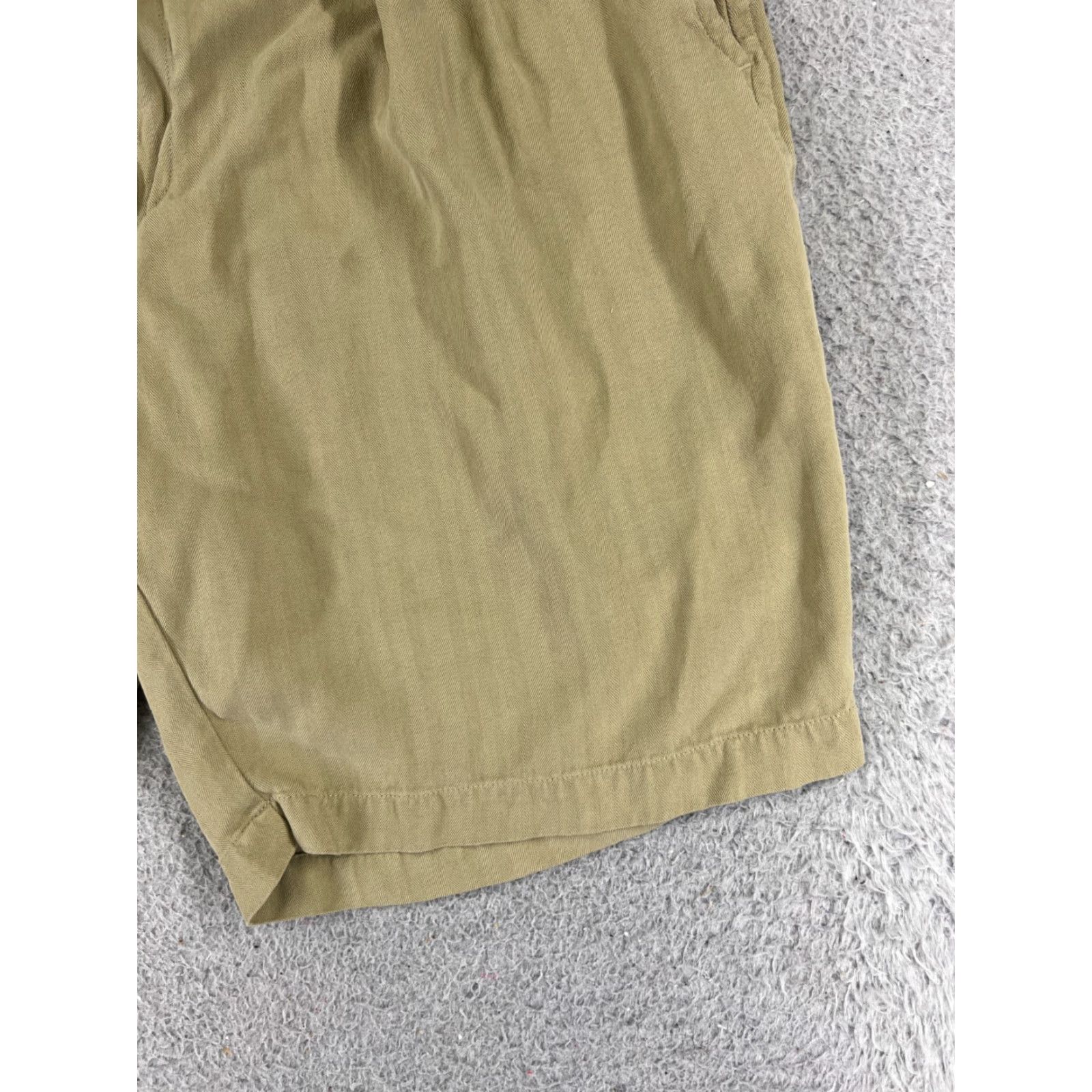 Tommy Bahama Tommy Bahama Shorts Men 34 Brown Bermuda Pleated 100% Silk Chevron Stripe 34x9 Size US 34 / EU 50 - 2 Thumbnail
