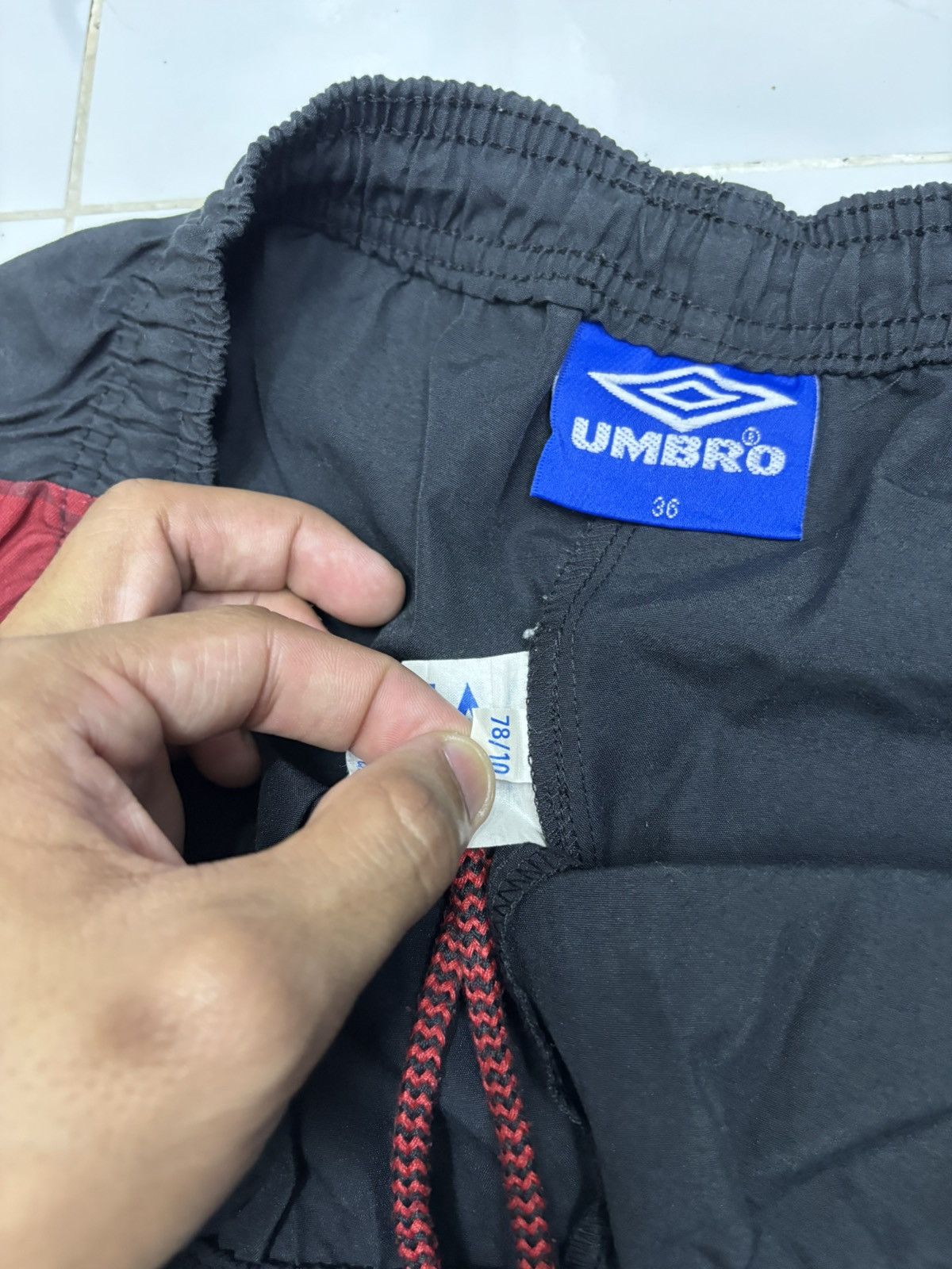 Umbro 🔥VINTAGE UMBRO MANCHESTER UNITED OLD TRAFFORD ERA SHORT PANT Size US 36 / EU 52 - 12 Thumbnail