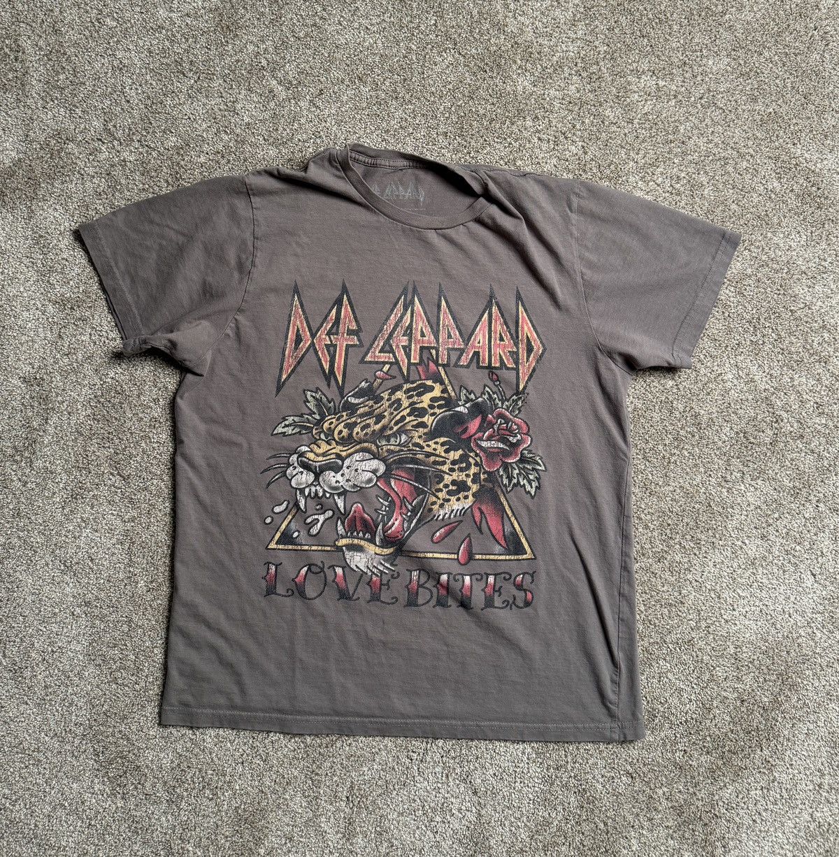 Def Leppard GREY DEF LEPPARD “LOVE BITES” GRAPHIC TEE Size US M / EU 48-50 / 2 - 1 Thumbnail
