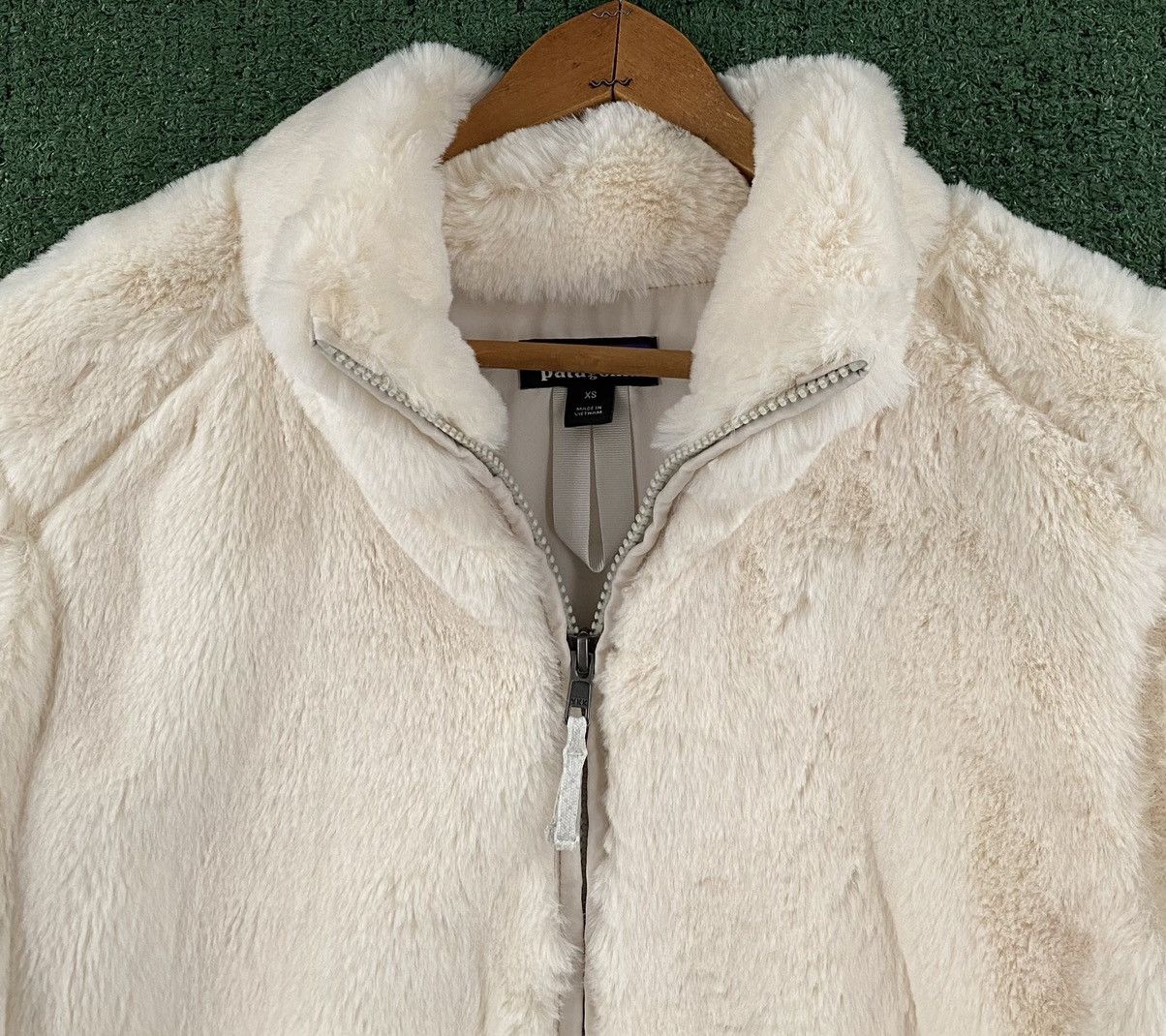 Patagonia Patagonia Lunar Frost Natural Cream Soft Faux Fur Jacket XS Size XS / US 0-2 / IT 36-38 - 2 Thumbnail