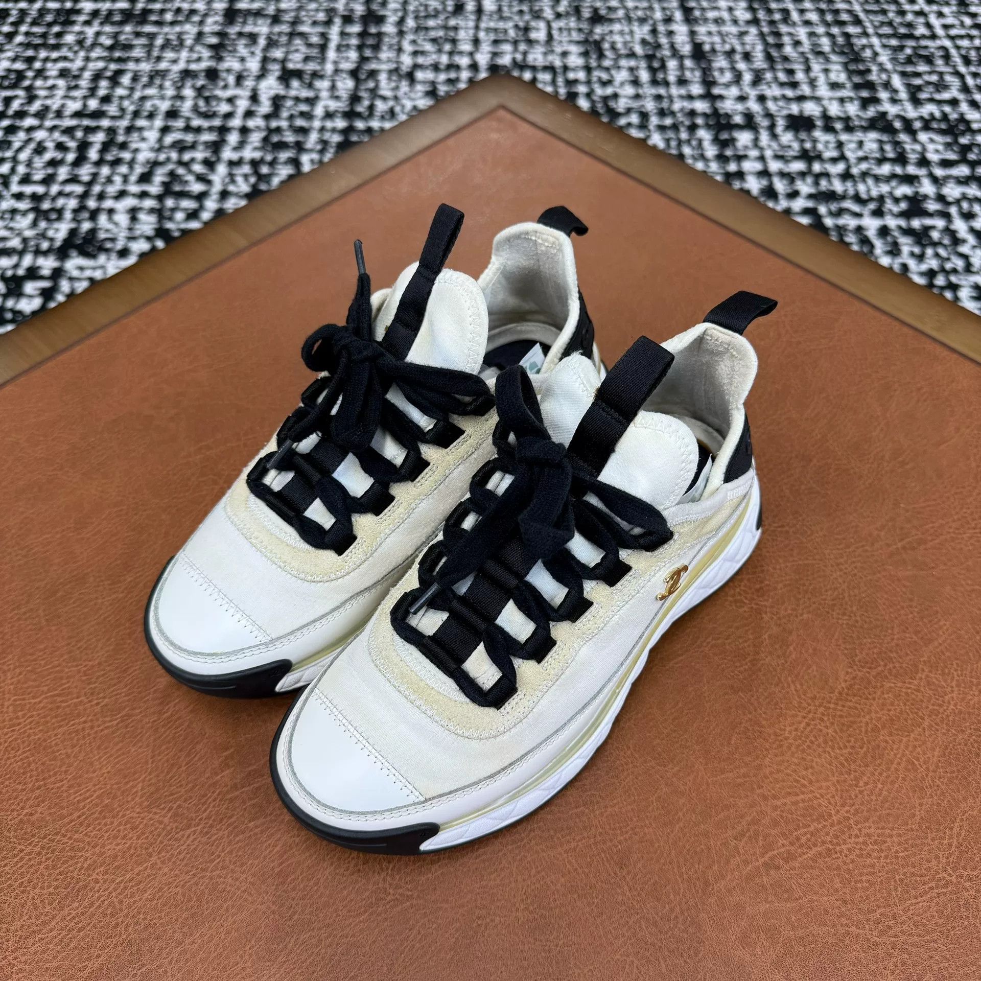 Chanel Chanel Casual White Lowtop Sneakers it_35 Women Size US 5 / IT 35 - 1 Thumbnail