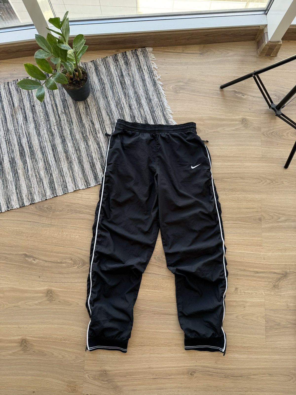 Nike VINTAGE NIKE 90s BLACK NYLON SPORT PANTS CLASSIC STREETWEAR Size US 32 / EU 48 - 2 Thumbnail