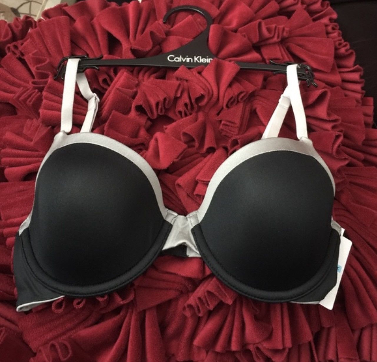Calvin Klein NWT CK Calvin Klein satin edge Tshirt bra 32C/34D/34B Size ONE SIZE - 1 Thumbnail