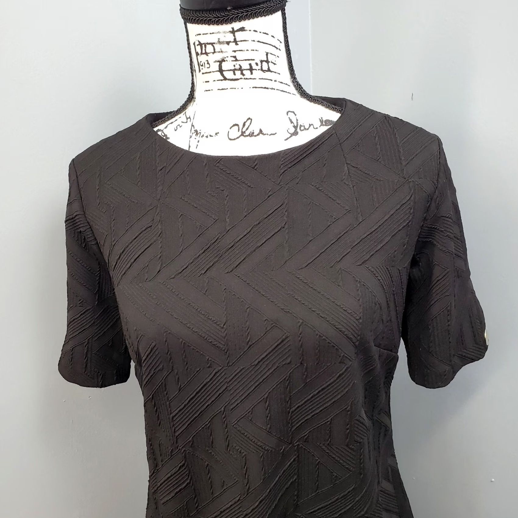 Tommy Hilfiger Tommy Hilfiger Sheath Dress Womens Size 8 Black Knit Textured Gold Snap Sleeve Midi Short Sleeve Crew Neck Casual Party/Cocktail Women Size 8 Black Size M / US 6-8 / IT 42-44 - 3 Thumbnail
