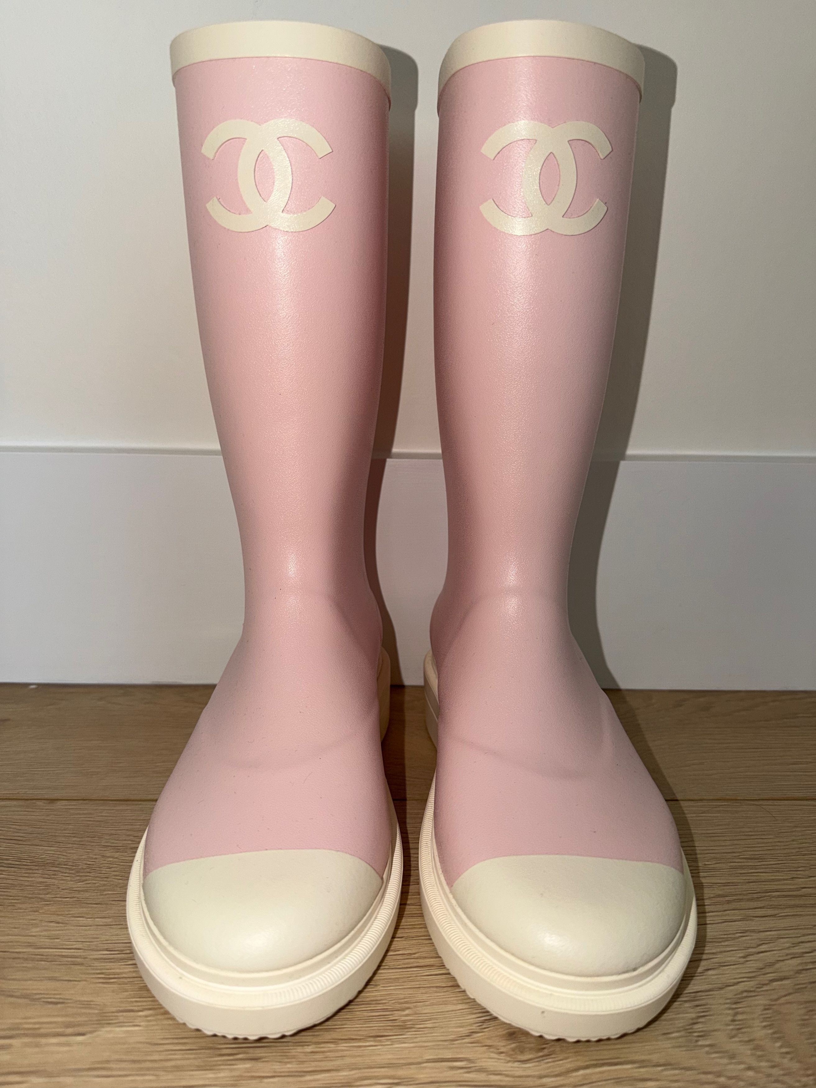 Chanel Chanel 26C White CC Logo High Pull On Rubber Rain Boots 39 Size US 9 / IT 39 - 13 Thumbnail