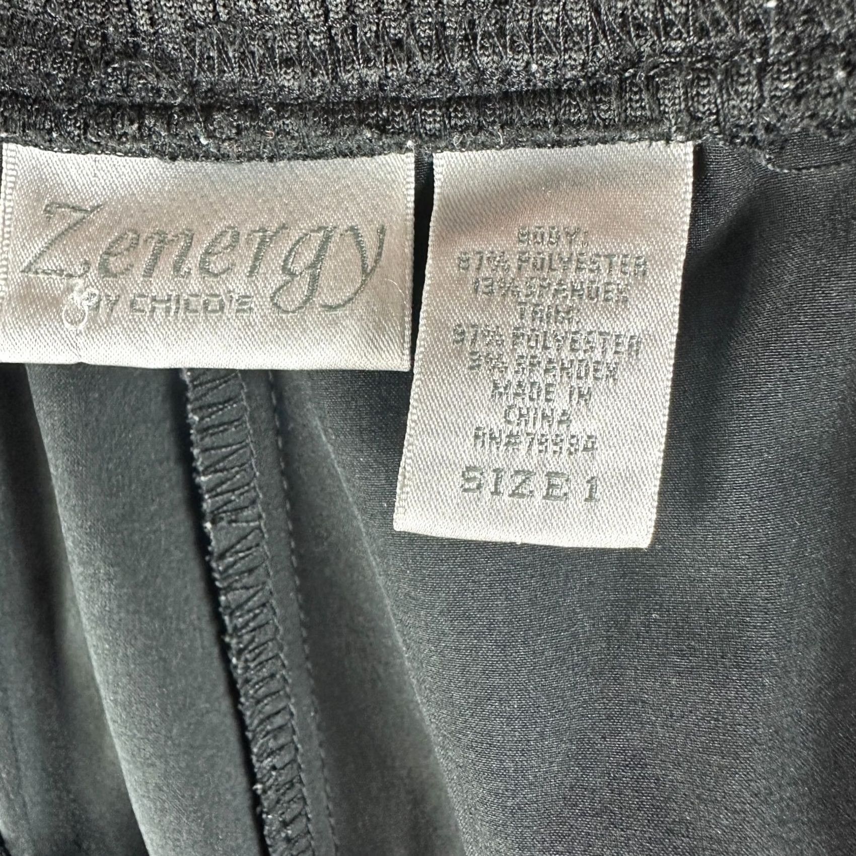 Vintage Chico's Zenergy Pants Womens Medium Black Stretch Crop Zip Pockets Size 32" / US 10 / IT 46 - 4 Thumbnail
