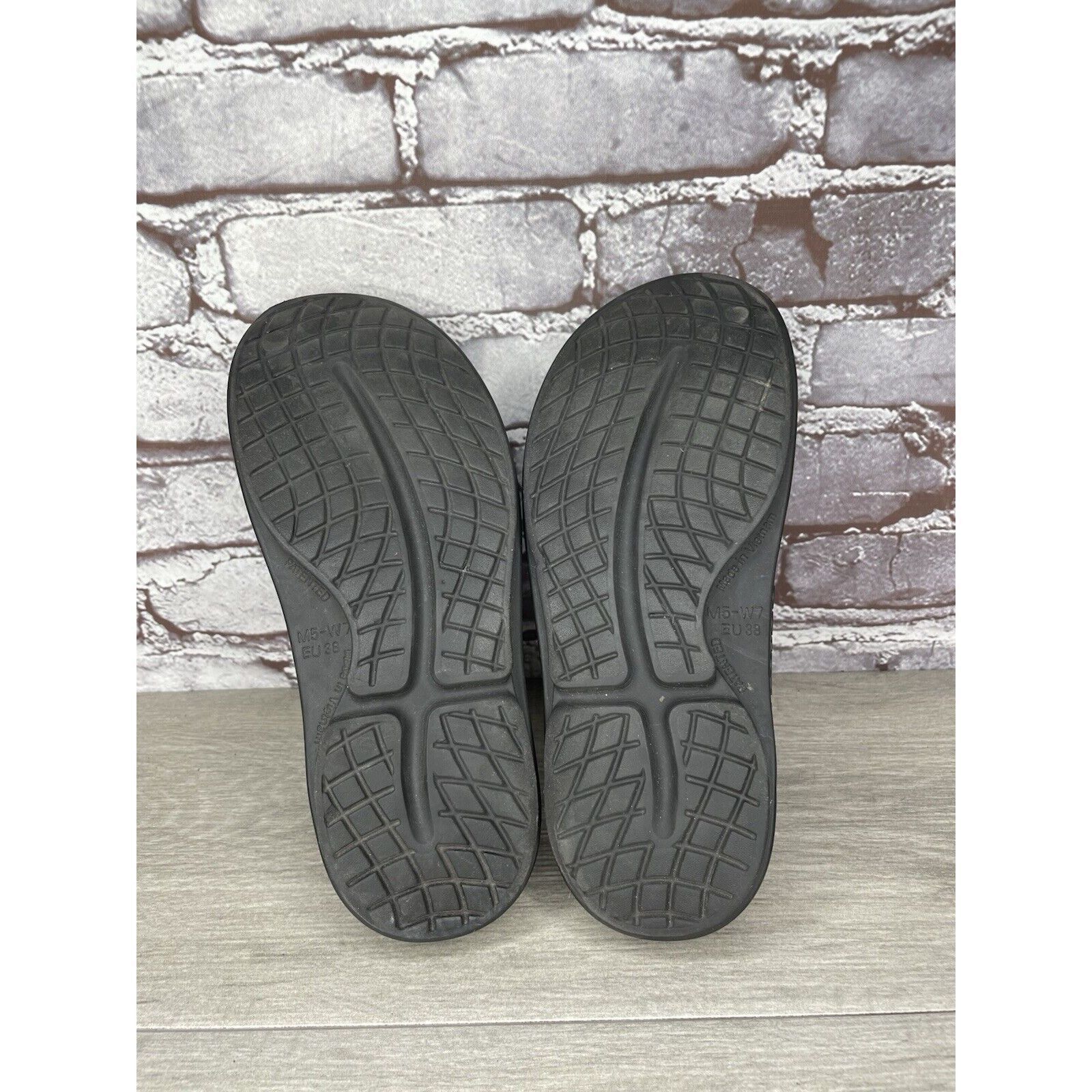 Other Oofos Oocloog Recovery Black Rubber Mules Slides Sandals Wom Size US 7 / IT 37 - 8 Thumbnail