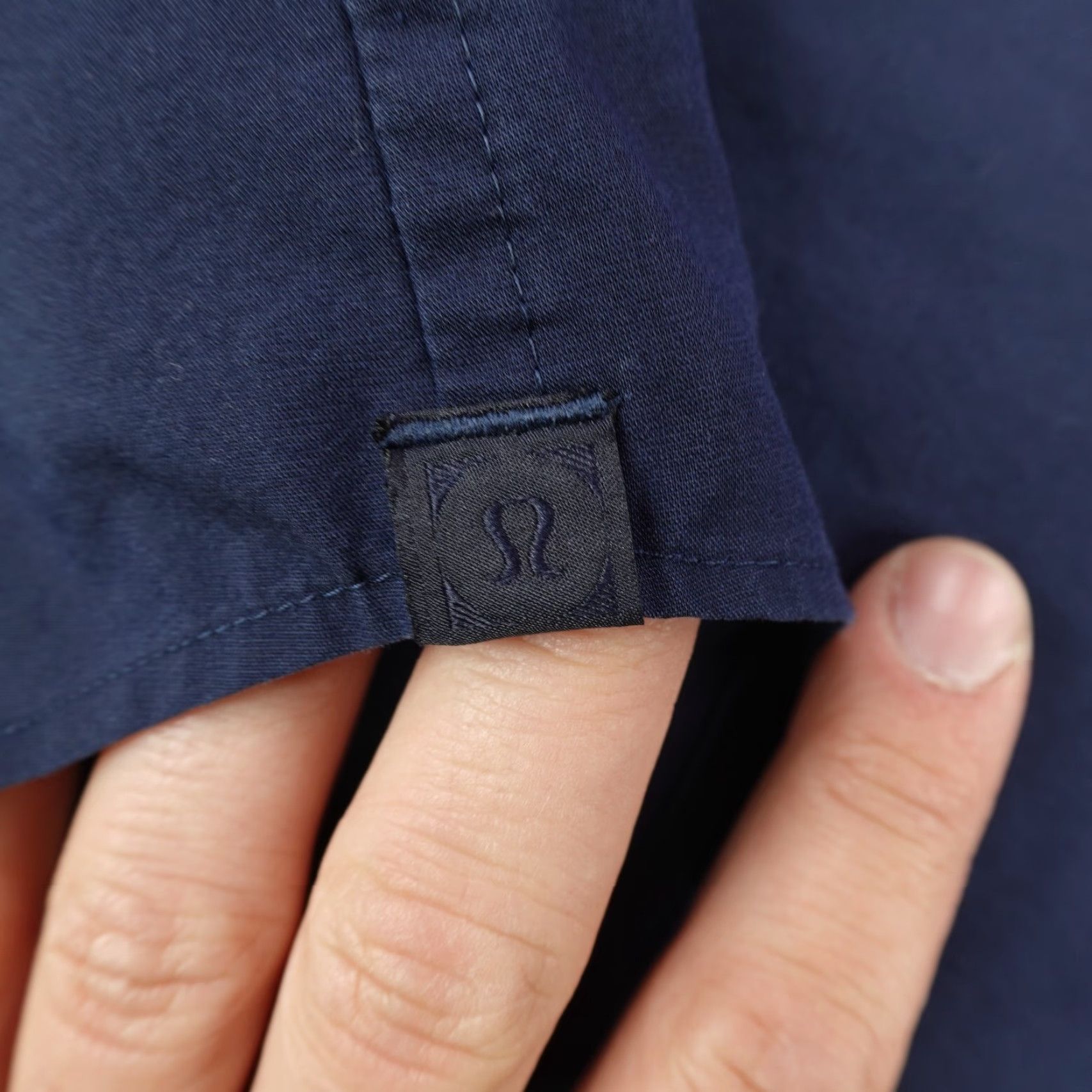 Lululemon Lululemon Shirt Womens Medium Blue Slim Fit Button Up Performance Size M / US 6-8 / IT 42-44 - 7 Thumbnail