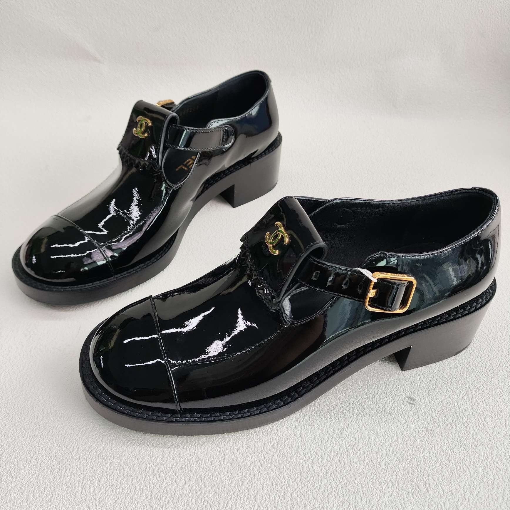 Chanel Chanel Casual Gold Lowtop Sneakers us_6-5 Women Size US 6.5 / IT 36.5 - 1 Thumbnail