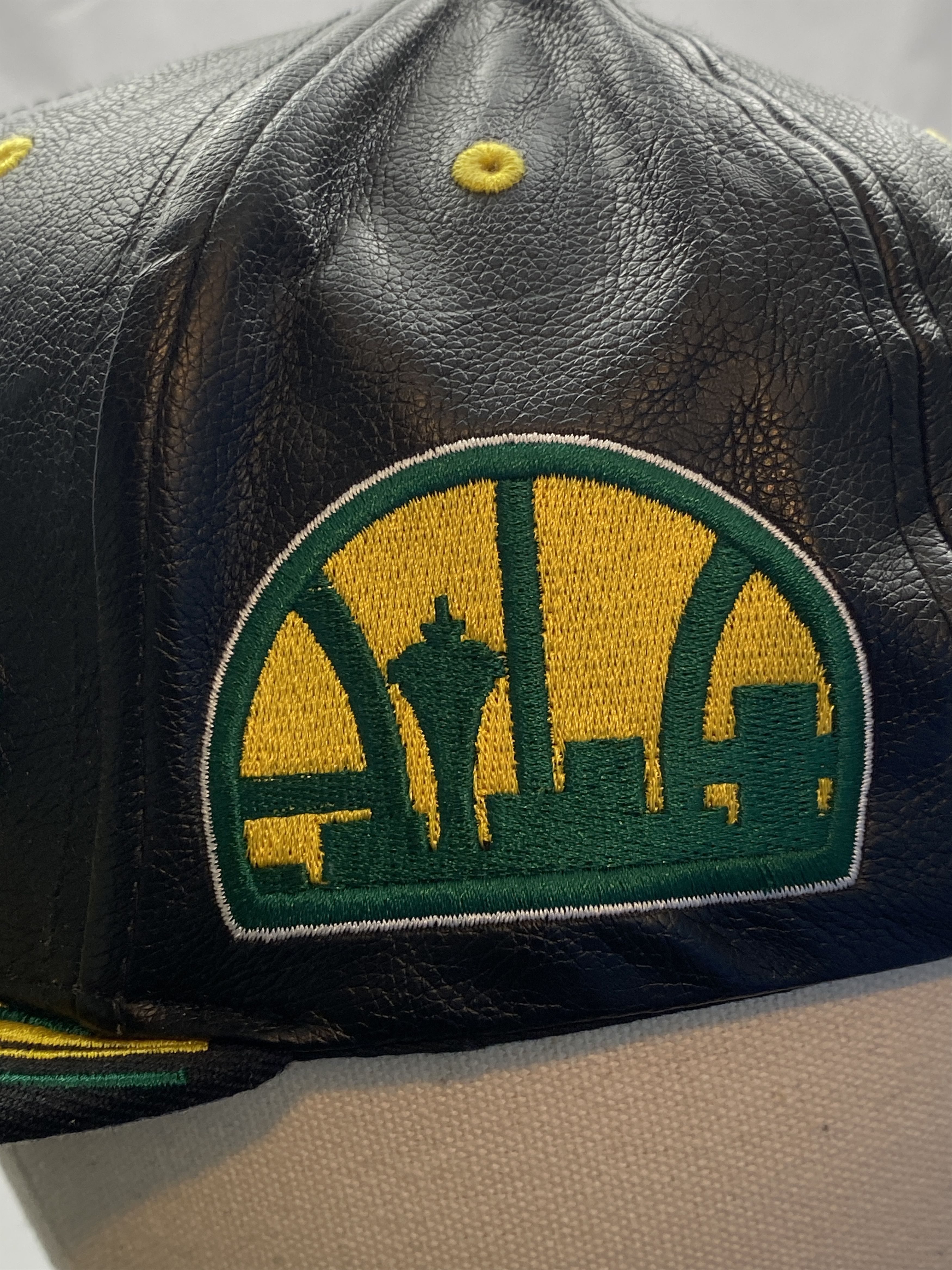 Mitchell & Ness × NBA SEATTLE SUPERSONICS Hat Snapback Logo Flat Brim Faux Leather Size ONE SIZE - 6 Thumbnail