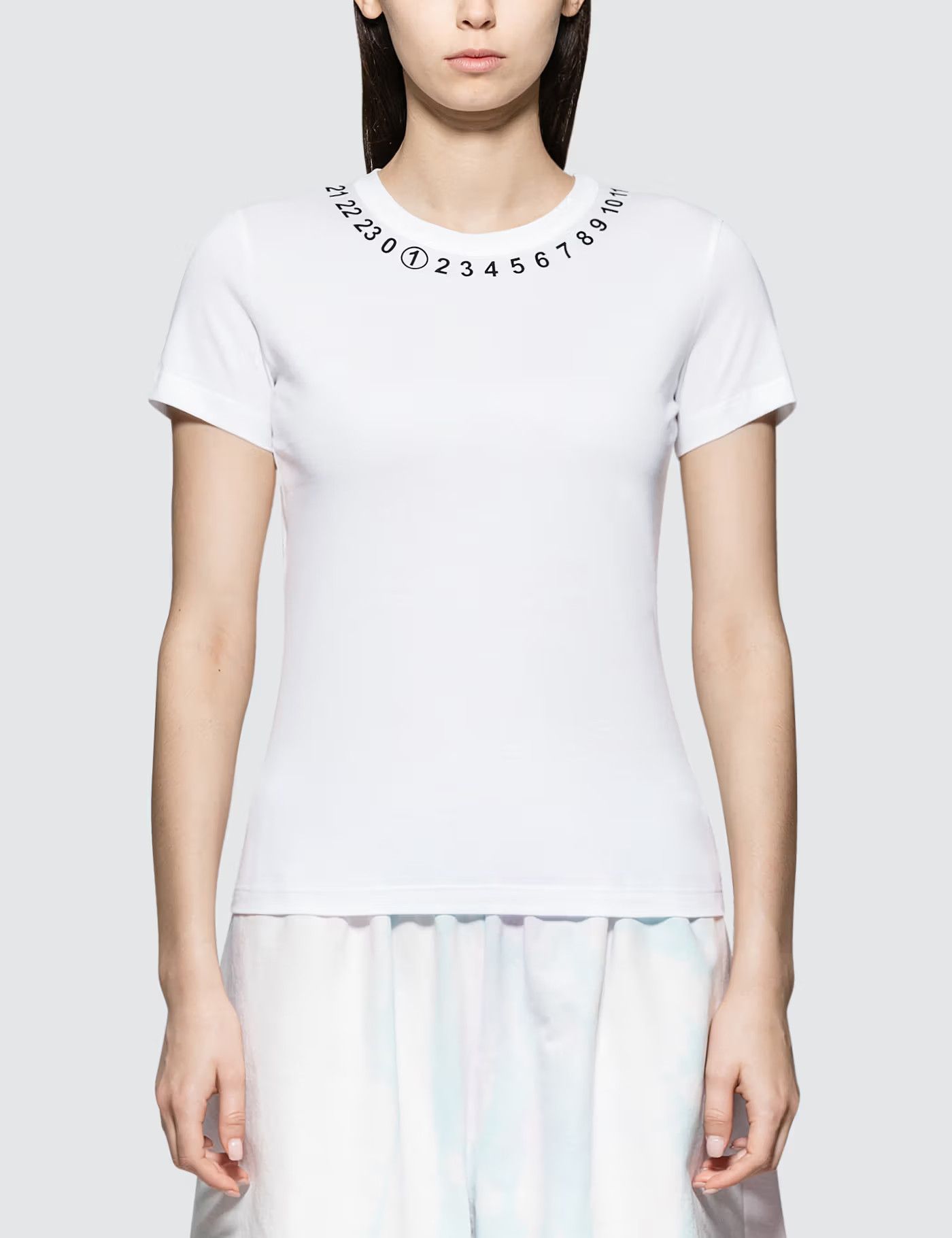Maison Margiela oc11z1225 Numerical Logo Basic T-Shirt in White Size XS / US 0-2 / IT 36-38 - 1 Thumbnail