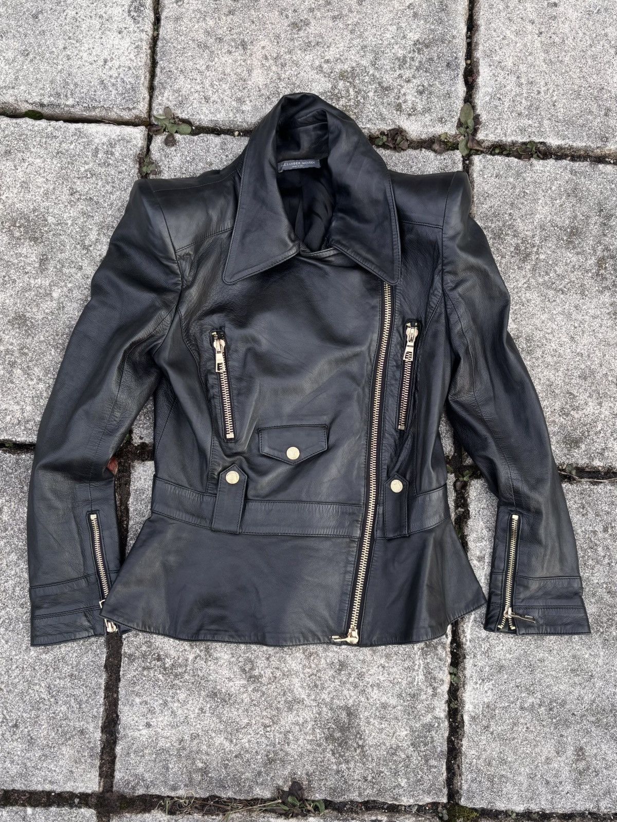 Alexander McQueen Vintage Alexander McQueen cropped leather biker jacket Size S / US 4 / IT 40 - 1 Thumbnail